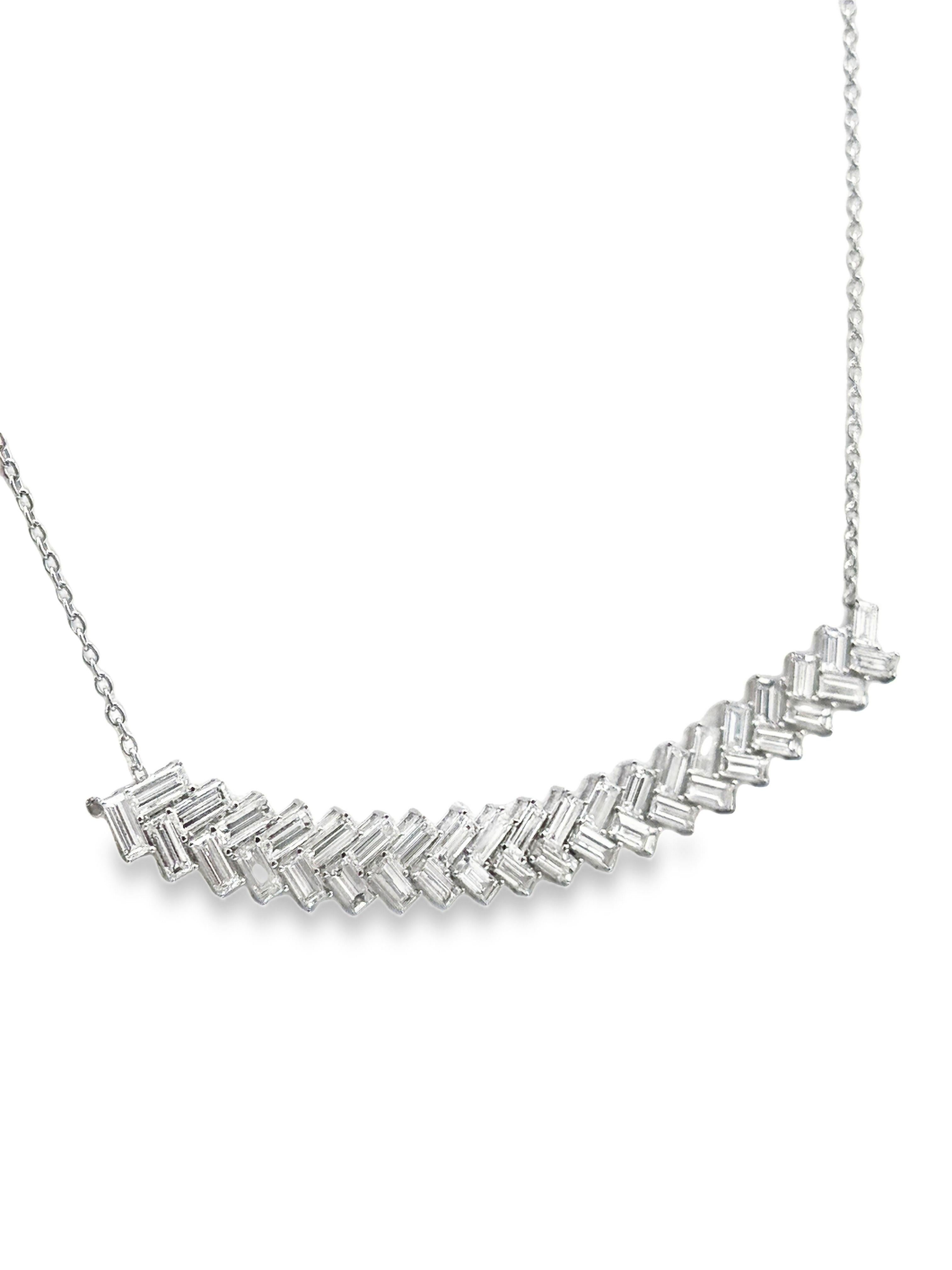 Eine exquisite Tenniskette mit 40 Diamanten im Baguetteschliff mit einem Gesamtgewicht von 3,01 Karat, gefasst in einer schrägen Form. Fein gemacht mit 18K Weißgold, 18,5 Zoll Länge. Perfekt, um jedem Outfit einen Hauch von Eleganz zu