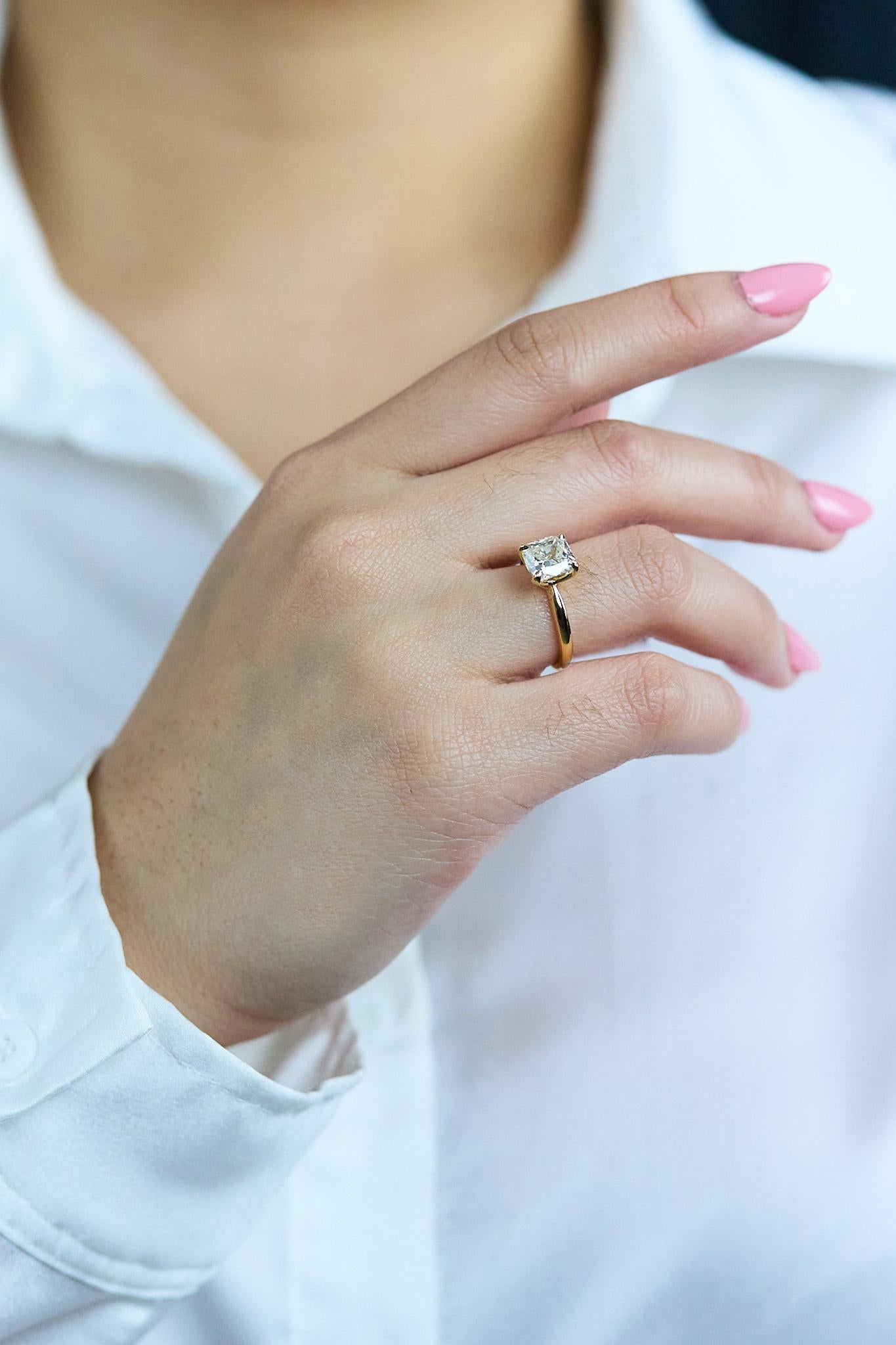 Taille coussin Bague de fiançailles en or jaune certifiée GIA, 2,50 carats, diamant taille coussin en vente