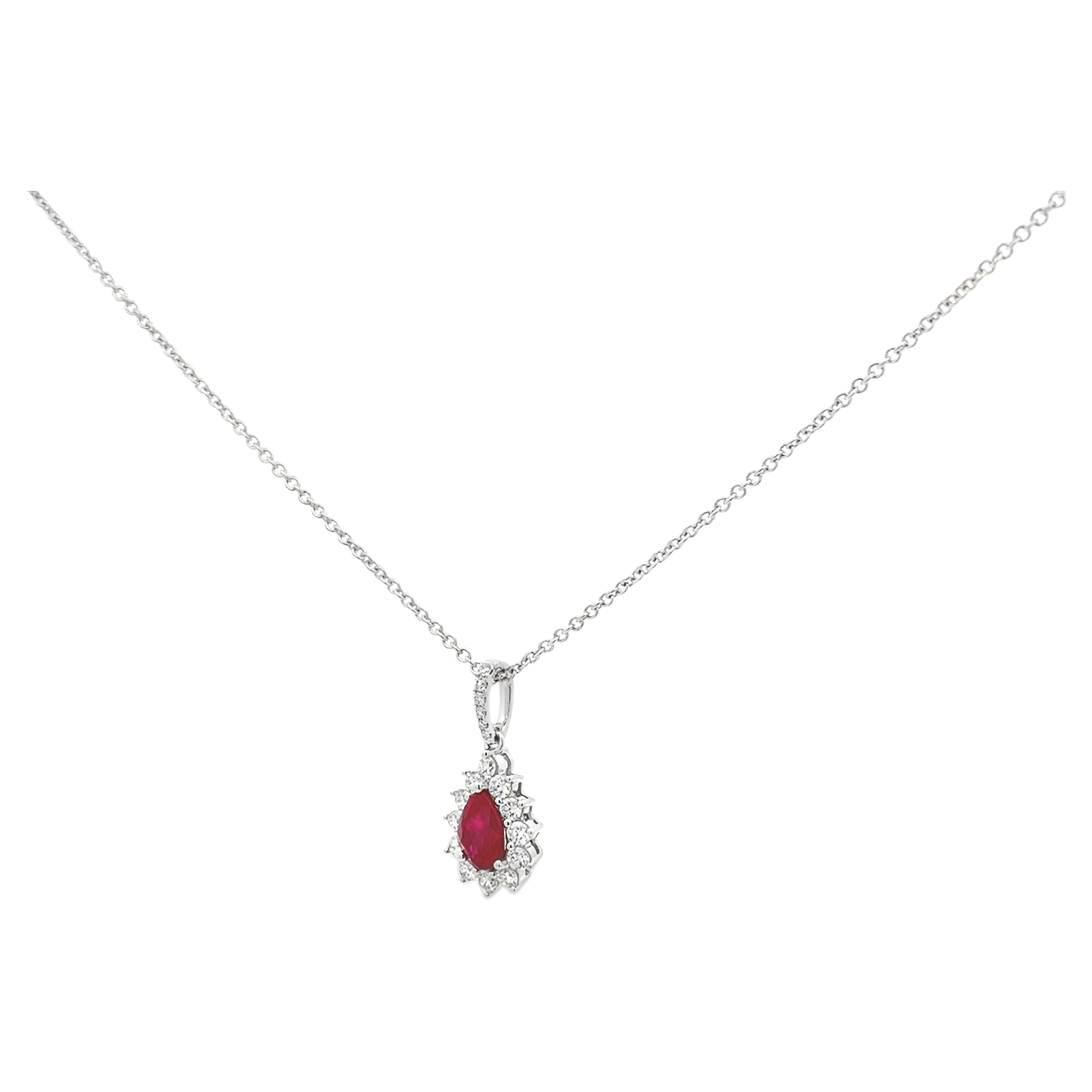 Magnifique collier pendentif, orné d'un rubis poire de 0,83 carat entouré d'un halo de diamants ronds de taille brillant, serti d'un motif floral. Il est rehaussé d'un anneau incrusté de diamants. Les diamants pèsent 0,43 carat au total. Finement