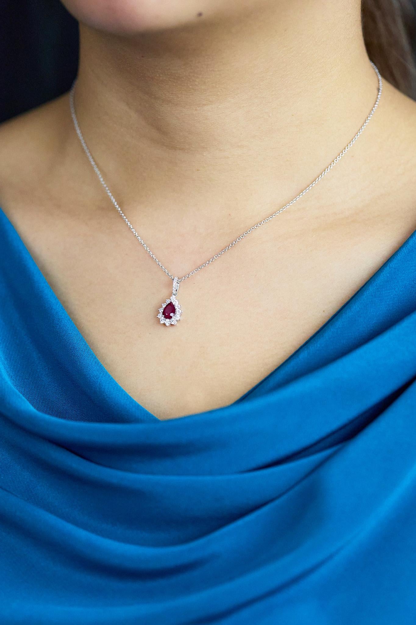 Roman Malakov, collier pendentif halo de rubis et diamants en forme de poire de 0.83 carat Neuf - En vente à New York, NY
