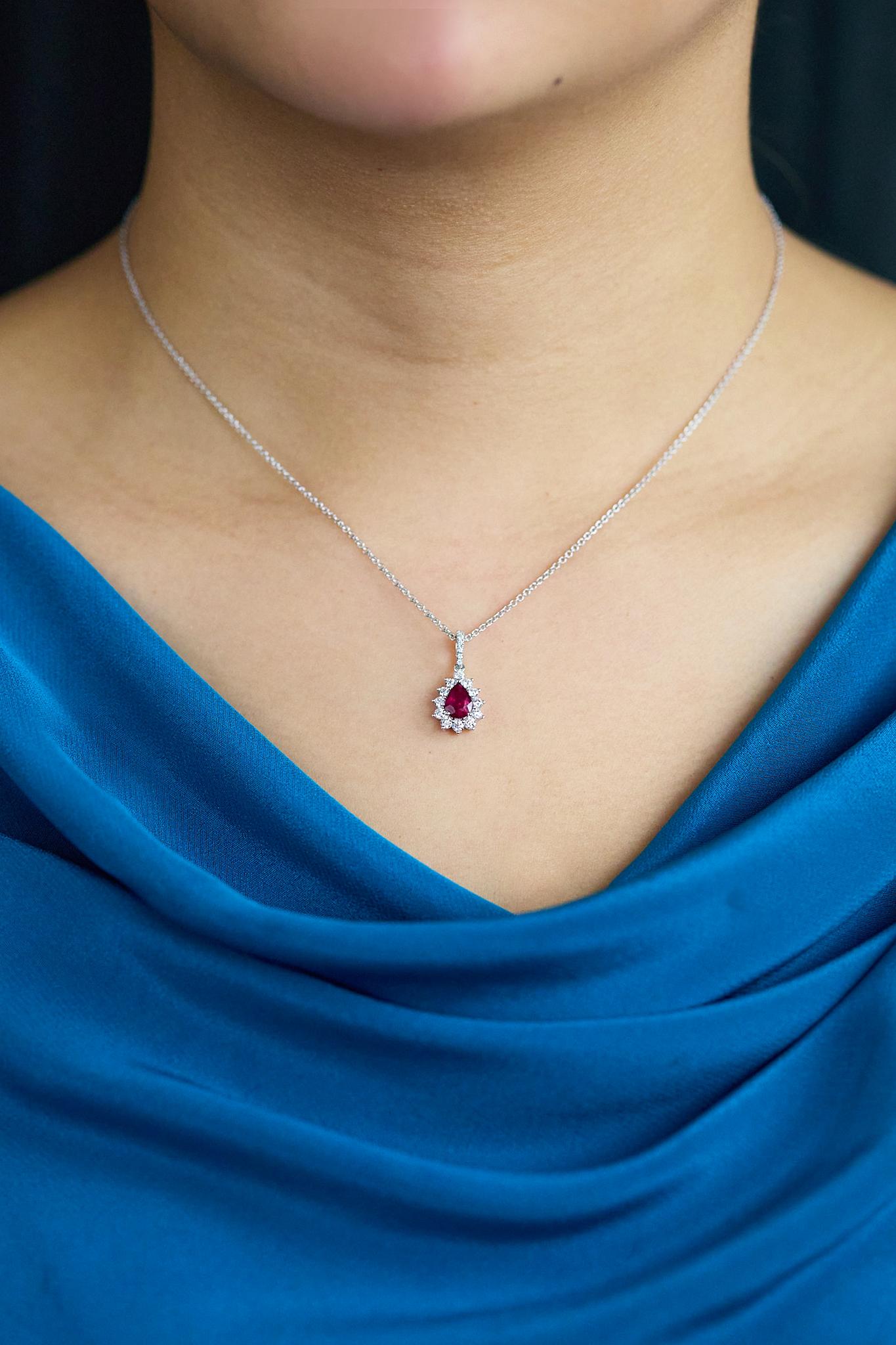 Roman Malakov, collier pendentif halo de rubis et diamants en forme de poire de 0.83 carat Pour femmes en vente