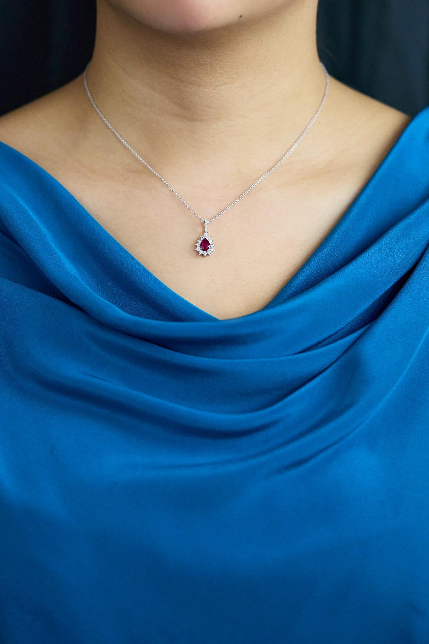 Taille poire Roman Malakov, collier pendentif halo de rubis et diamants en forme de poire de 0.83 carat en vente