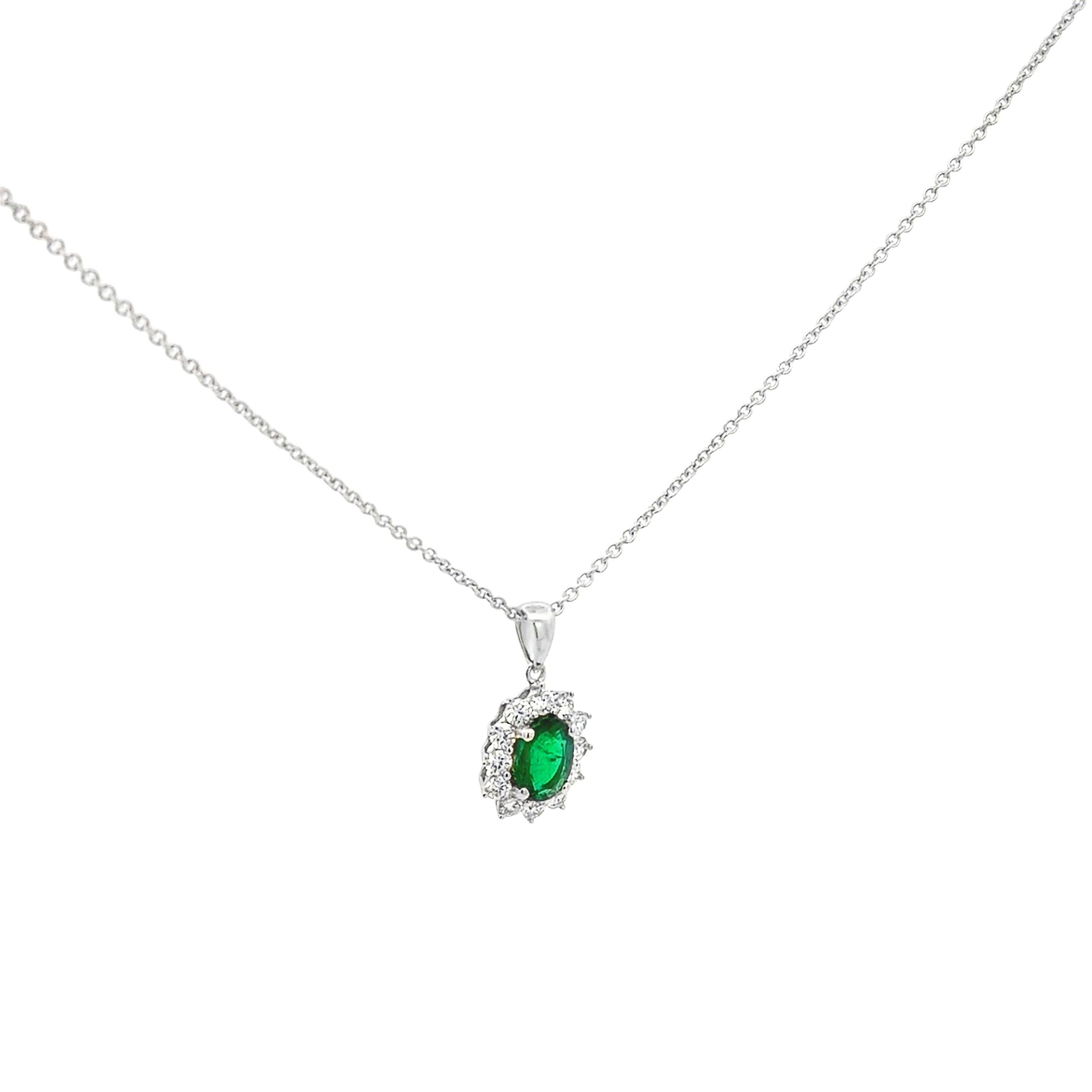 Taille ovale Roman Malakov Diamonds Collier pendentif halo en émeraude et diamants de 0,74 carat de taille ovale en vente