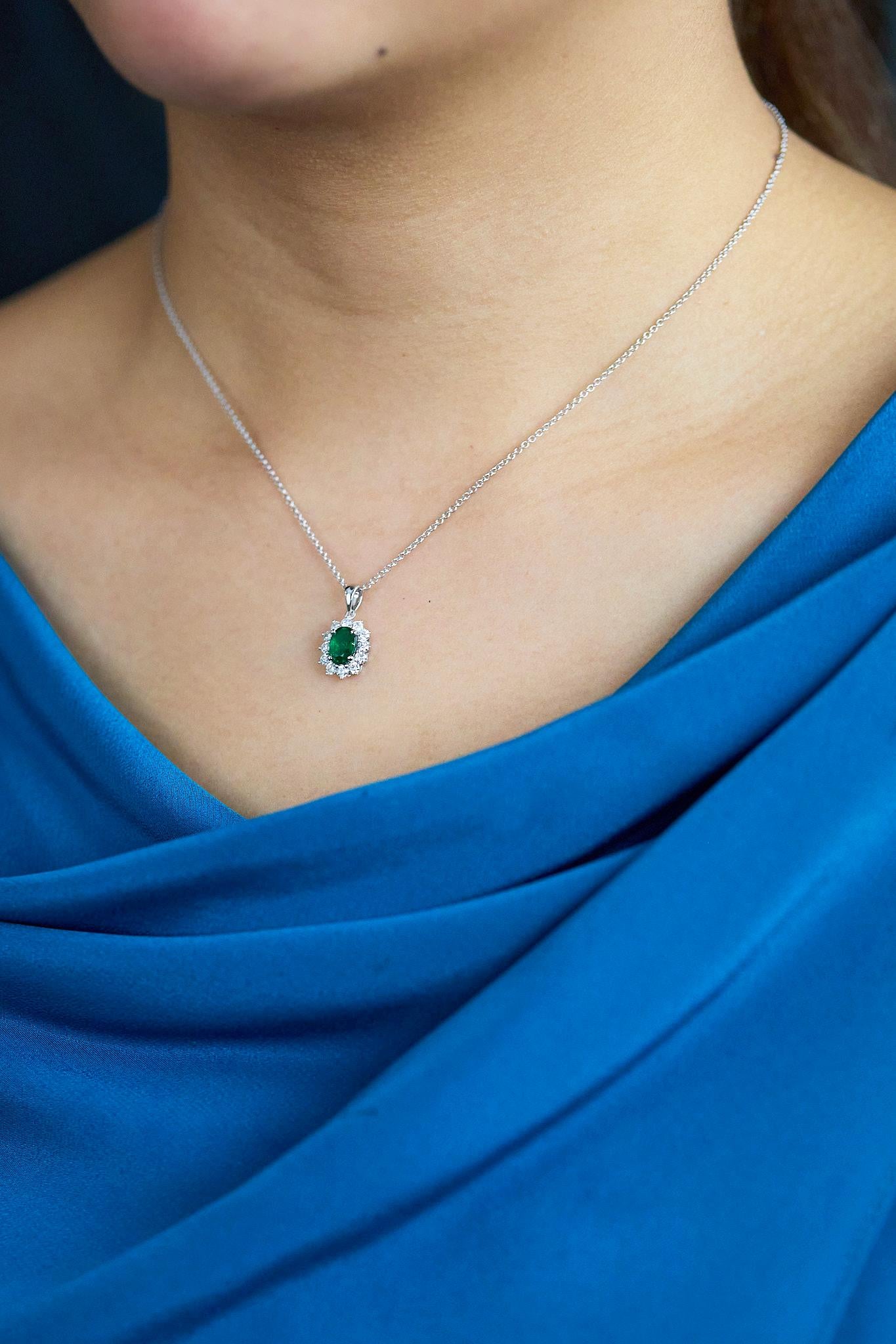 Roman Malakov Diamonds Collier pendentif halo en émeraude et diamants de 0,74 carat de taille ovale Pour femmes en vente