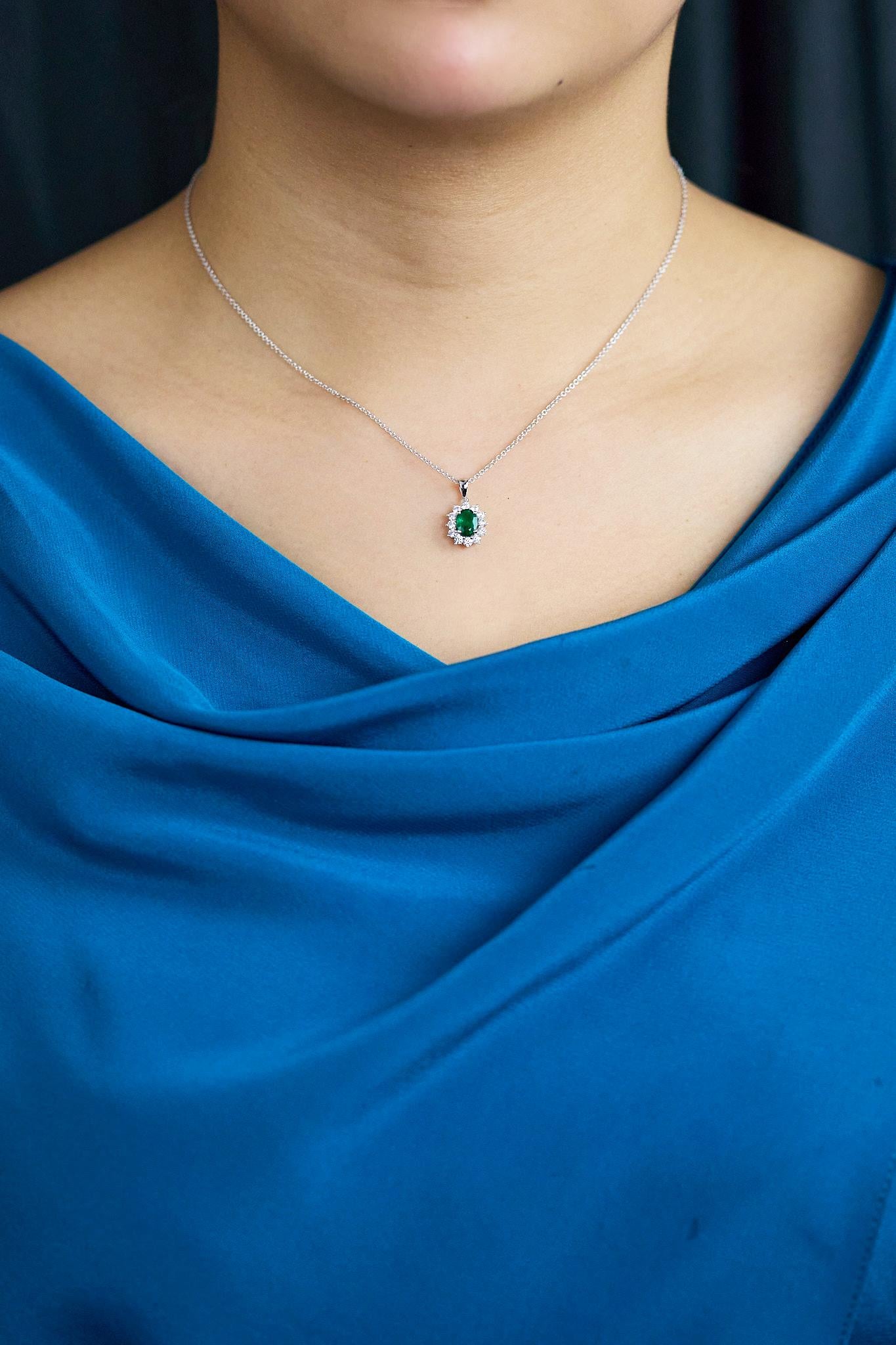 Roman Malakov Diamonds Collier pendentif halo en émeraude et diamants de 0,74 carat de taille ovale Neuf - En vente à New York, NY