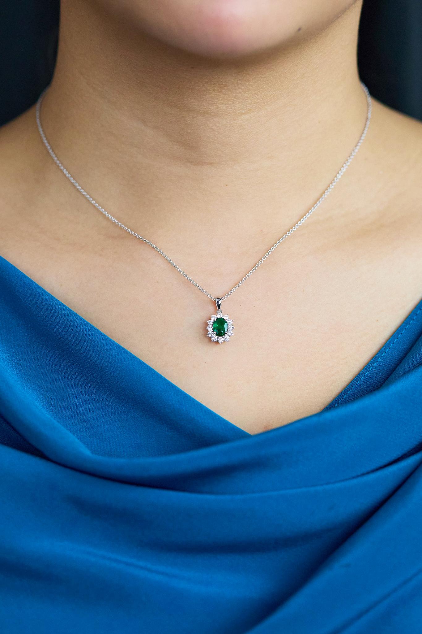 Roman Malakov Diamonds Collier pendentif halo en émeraude et diamants de 0,74 carat de taille ovale en vente 1