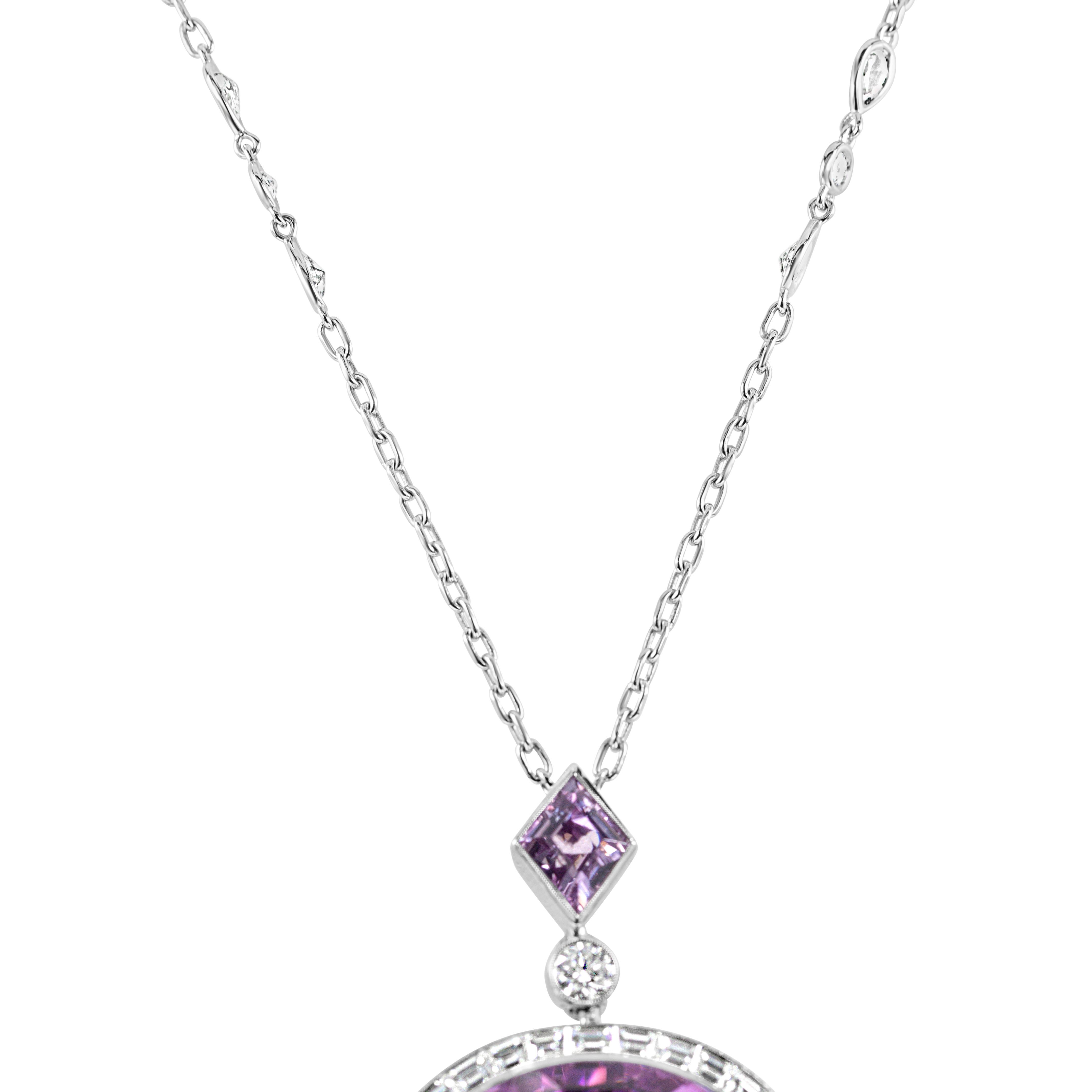 Un collier pendentif spectaculaire, mettant en valeur une impressionnante kunzite ovale de 236,57 carats, de couleur rose vif, sertie sur huit griffes. Entourée d'un halo de diamants taille baguette et accentuée par un design filigrane incrusté de