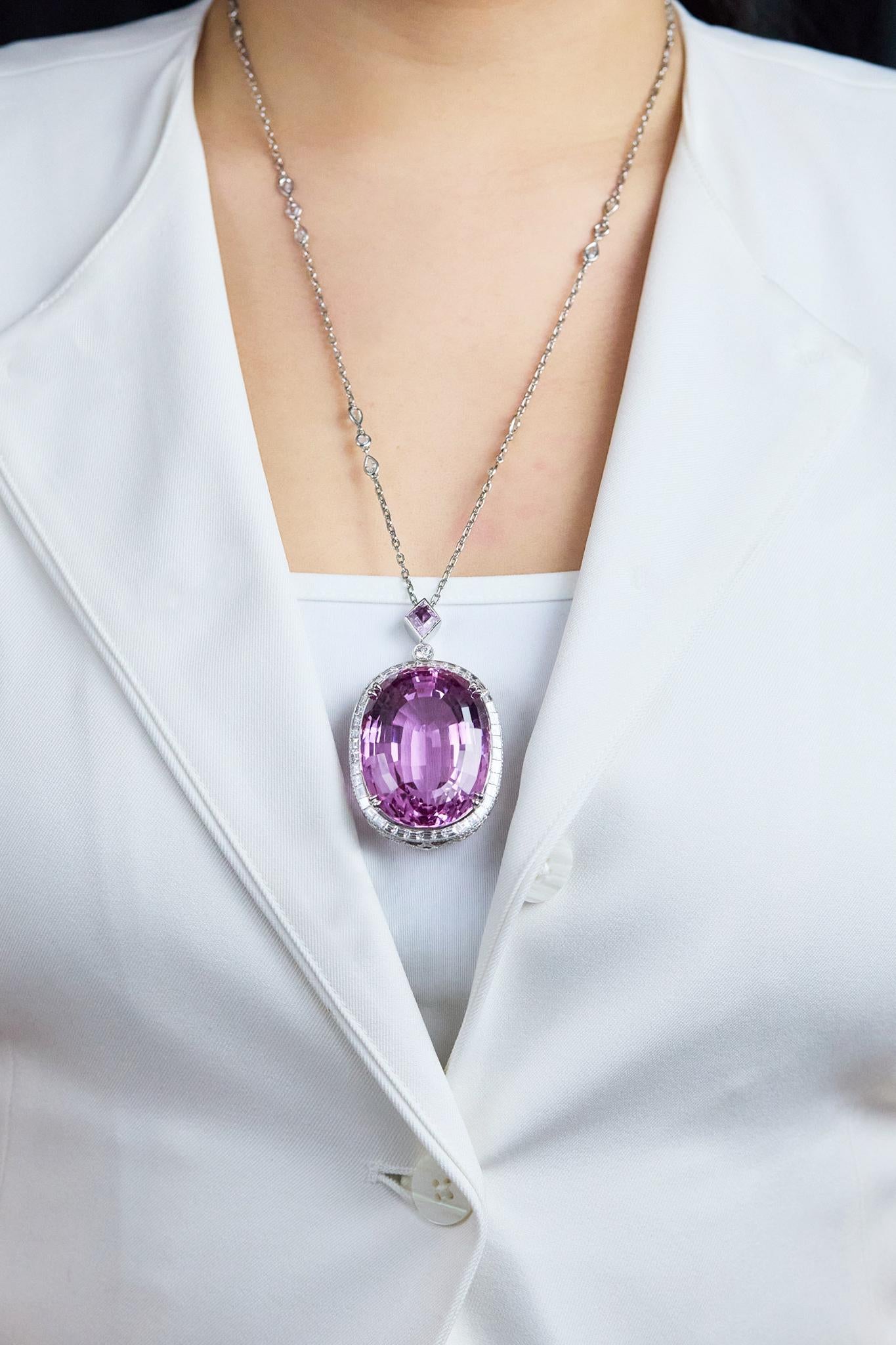 Taille ovale Roman Malakov Diamonds Collier pendentif halo en kunzite et diamants, 236 carats, taille ovale en vente