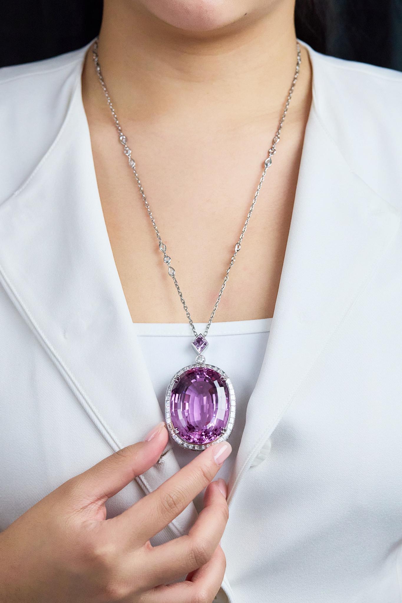 Roman Malakov Diamonds Collier pendentif halo en kunzite et diamants, 236 carats, taille ovale Pour femmes en vente