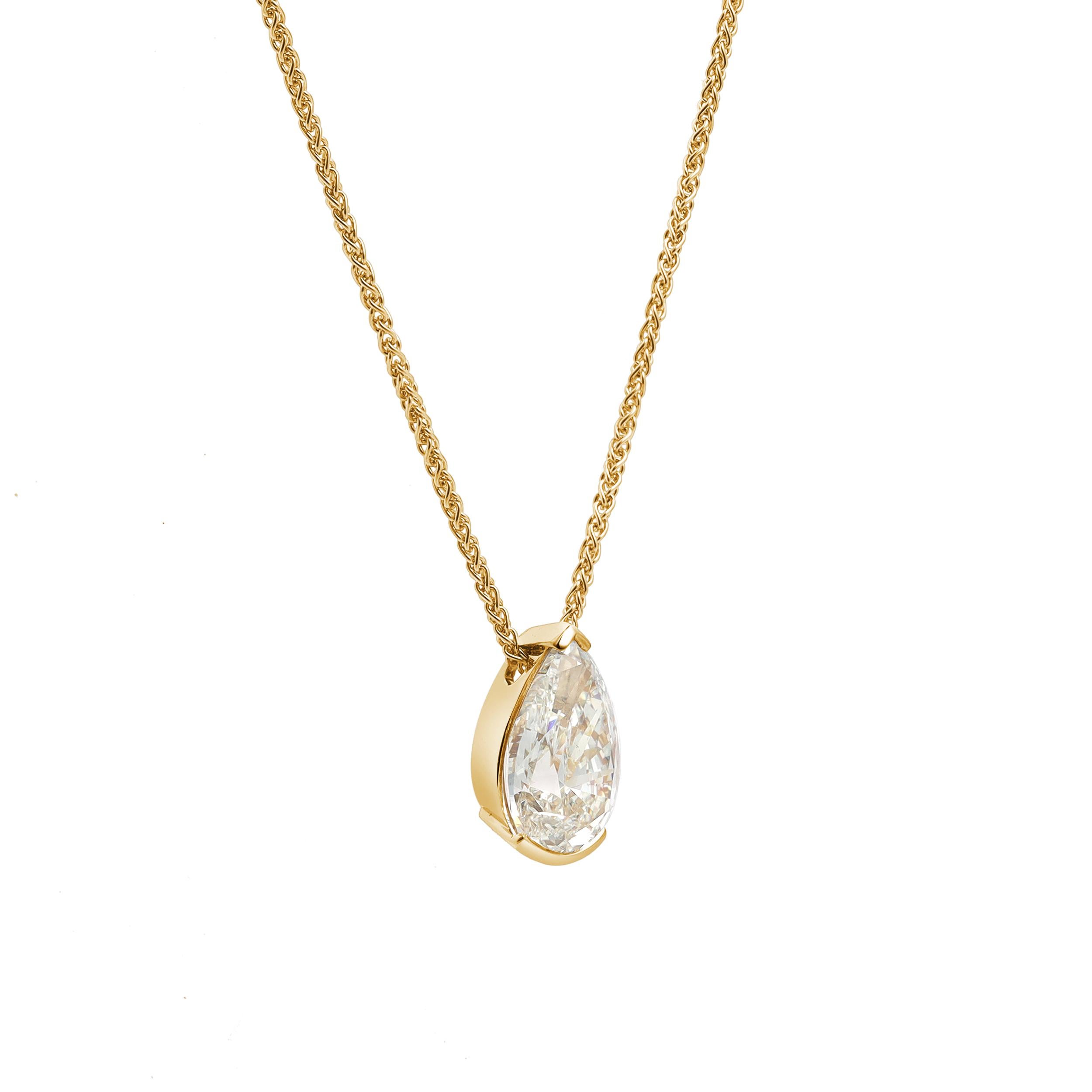 Un'elegante collana con ciondolo che sfoggia un diamante a forma di pera da 3,05 carati certificato da GIA con colore M e purezza VS2 su una montatura a mezza castone in oro giallo 18 carati. Viene fornito con una catena stile grano in oro giallo 18
