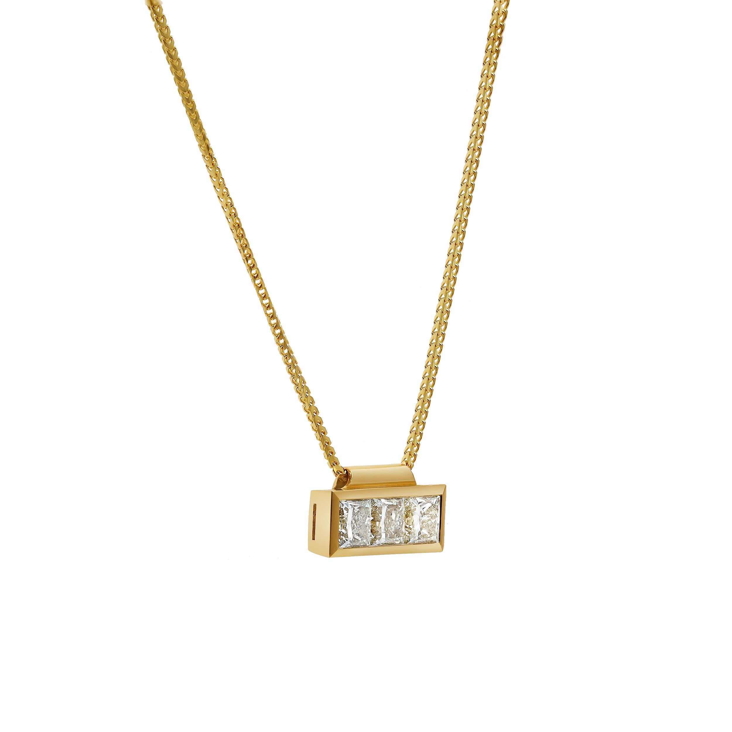 Ein schickes Collier mit drei Diamanten im Prinzessinnenschliff mit einem Gesamtgewicht von 3,32 Karat, die unsichtbar in eine rechteckige Lünette aus 18 Karat Gelbgold eingefasst sind. Kommt mit einer 18K Gelbgold Kandare Stil Kette, 18 Zoll in der