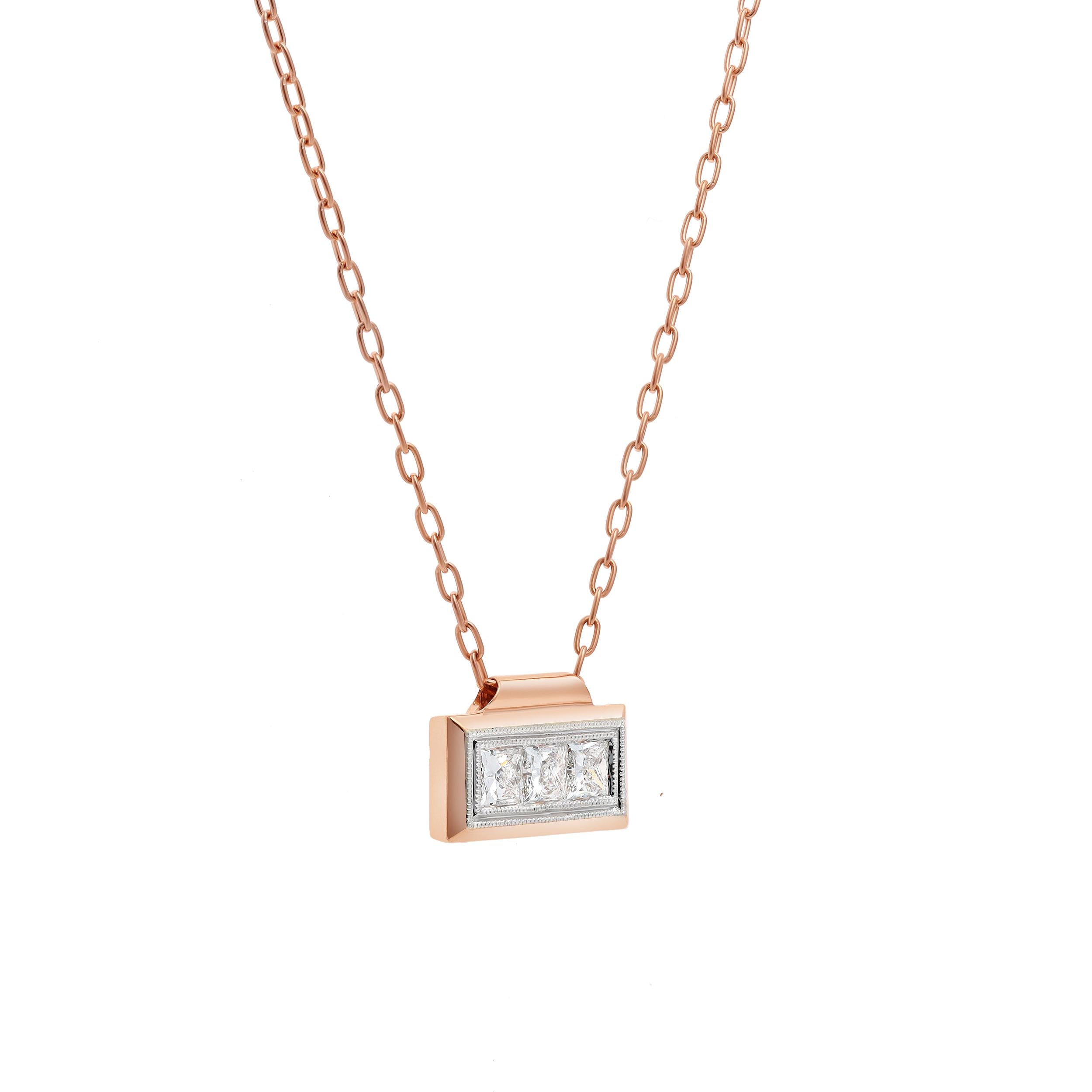 Un collier pendentif à la mode, présentant trois diamants de taille princesse pesant au total 1,58 carats, invisiblement sertis ensemble sur un chaton rectangulaire en platine terminé par des bords à double milgrain. Elle est rehaussée d'une lunette