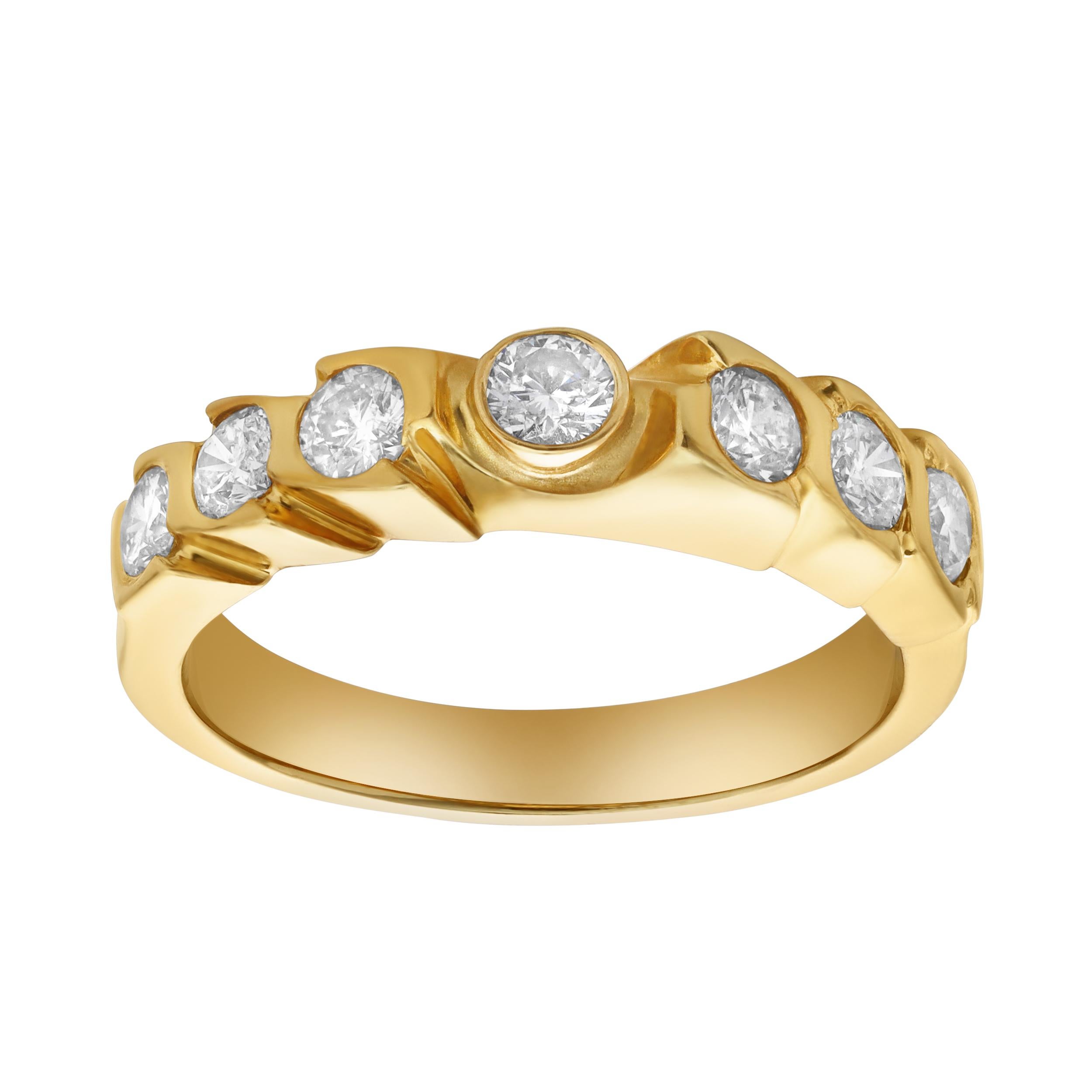 Una fede unica nel suo genere, con sette diamanti rotondi taglio brillante per un peso totale di 0,65 carati. Il diamante centrale è incastonato a castone, mentre gli altri sei sono incastonati a filo su un design unico in metallo. Finemente