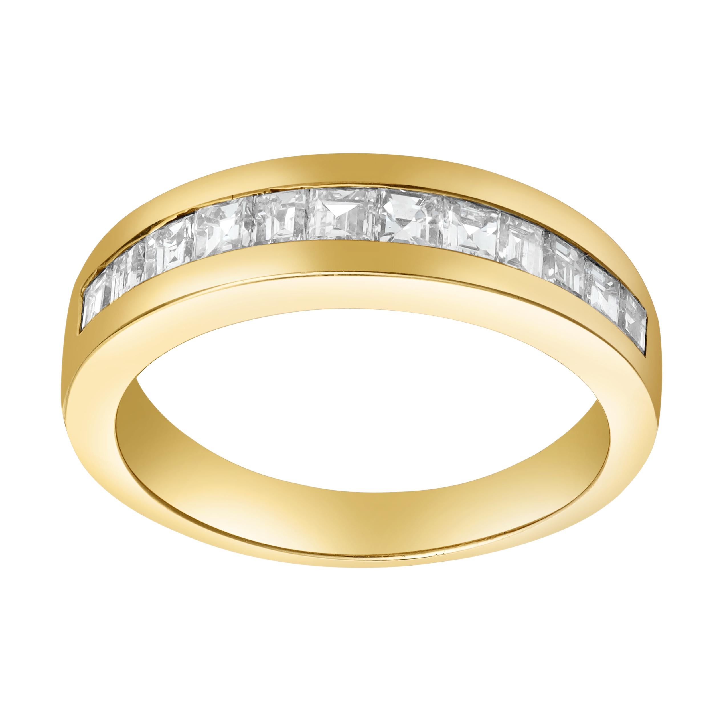 Una meravigliosa fede nuziale con 12 diamanti taglio baguette per un peso totale di 0,84 carati, splendidamente incastonati su una montatura a canale. Finemente realizzato in oro giallo 14K. Taglia 5.25 US, ridimensionabile su richiesta. 

