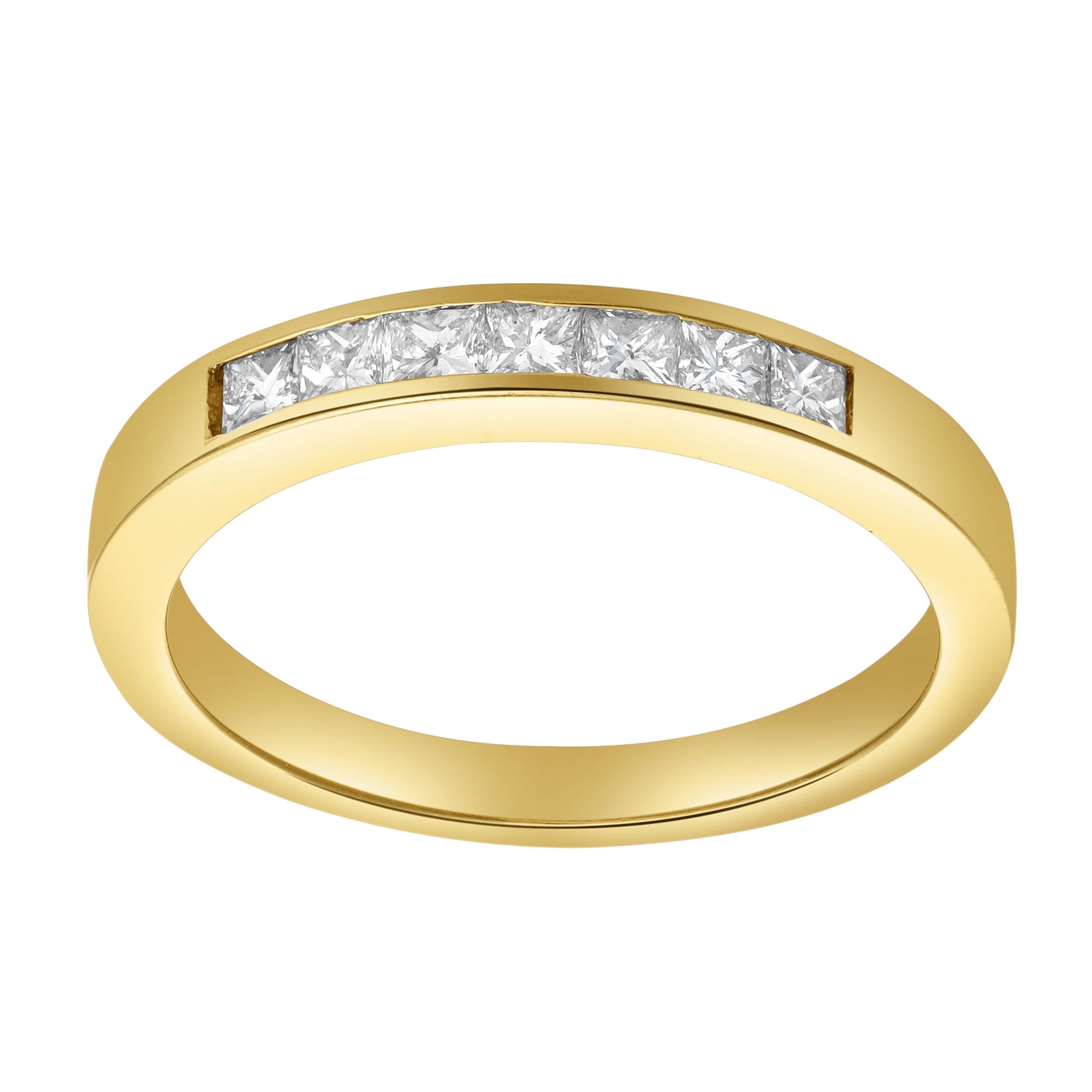 Un'incantevole fede nuziale con sette diamanti taglio princess per un peso totale di 0,40 carati, splendidamente incastonati tra loro in una montatura a canale. Finemente realizzato in oro giallo 14K. Taglia 6,5 US, ridimensionabile su