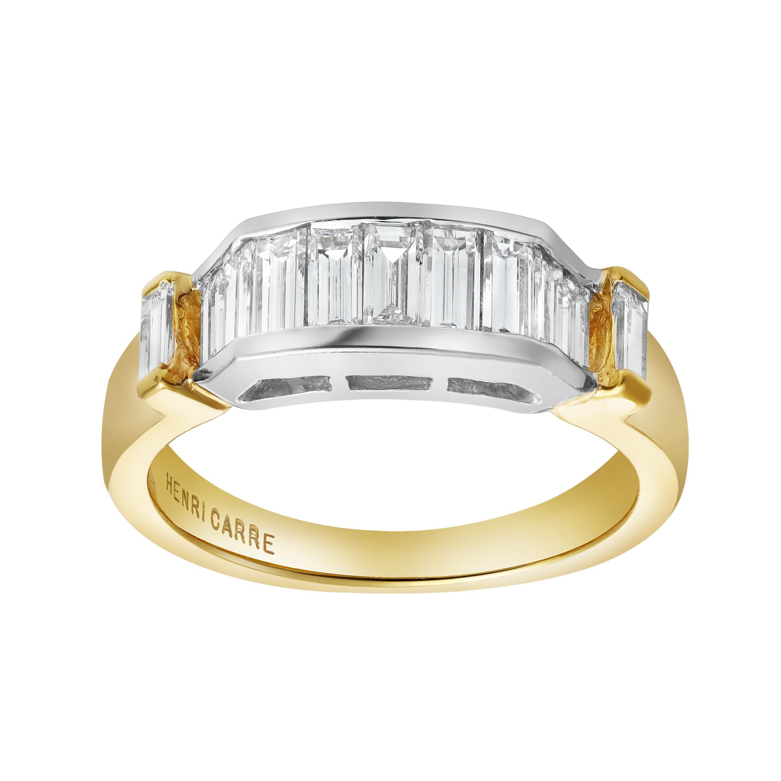 Ein schicker Modering mit Diamanten im Baguetteschliff, die wunderschön in einer Kanalfassung zusammengefügt sind. Akzentuiert durch Diamanten im Baguetteschliff auf jeder Seite. Die Diamanten wiegen insgesamt 1.25 Karat. Fein gearbeitet mit einer