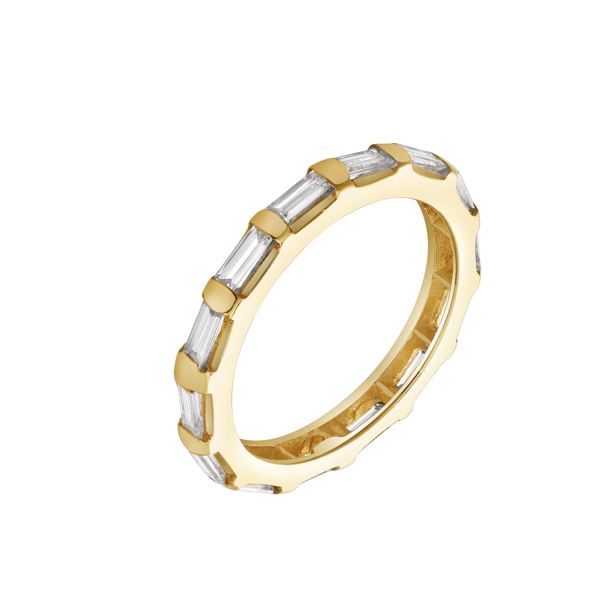 Ein modischer Ehering für die Ewigkeit mit Diamanten im Baguetteschliff mit einem Gesamtgewicht von 1,01 Karat, gefasst in einer einzigartigen horizontalen Komposition. Fein gearbeitet mit einem Schaft aus 14K Gelbgold. Größe 6.25 US. 

Roman