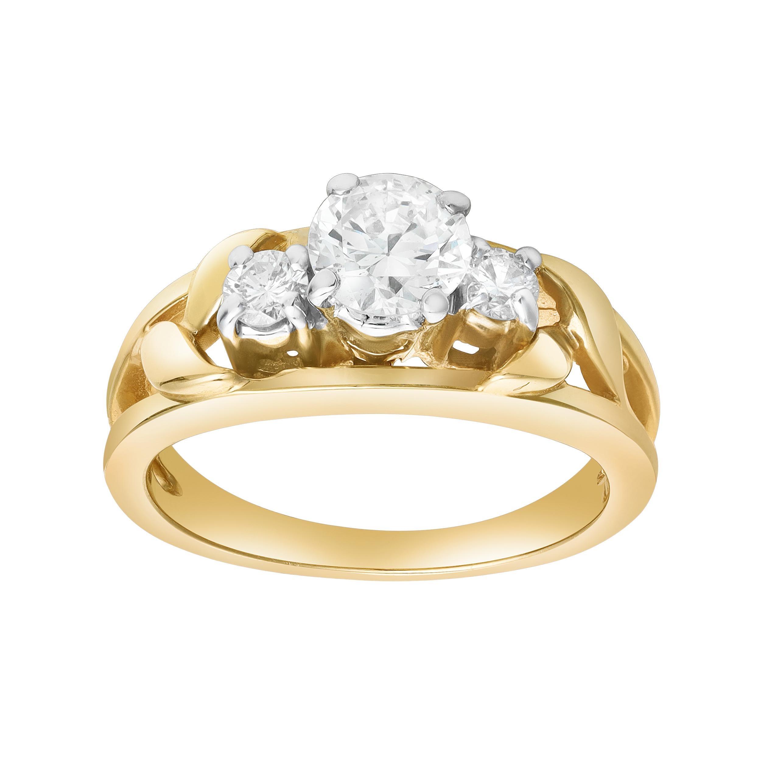 Un bellissimo anello di fidanzamento con un diamante rotondo taglio brillante da 0,52 carati. Accentuato da due diamanti rotondi taglio brillante di 0,16 carati in totale. Ogni diamante è incastonato in una montatura a quattro punte in oro bianco
