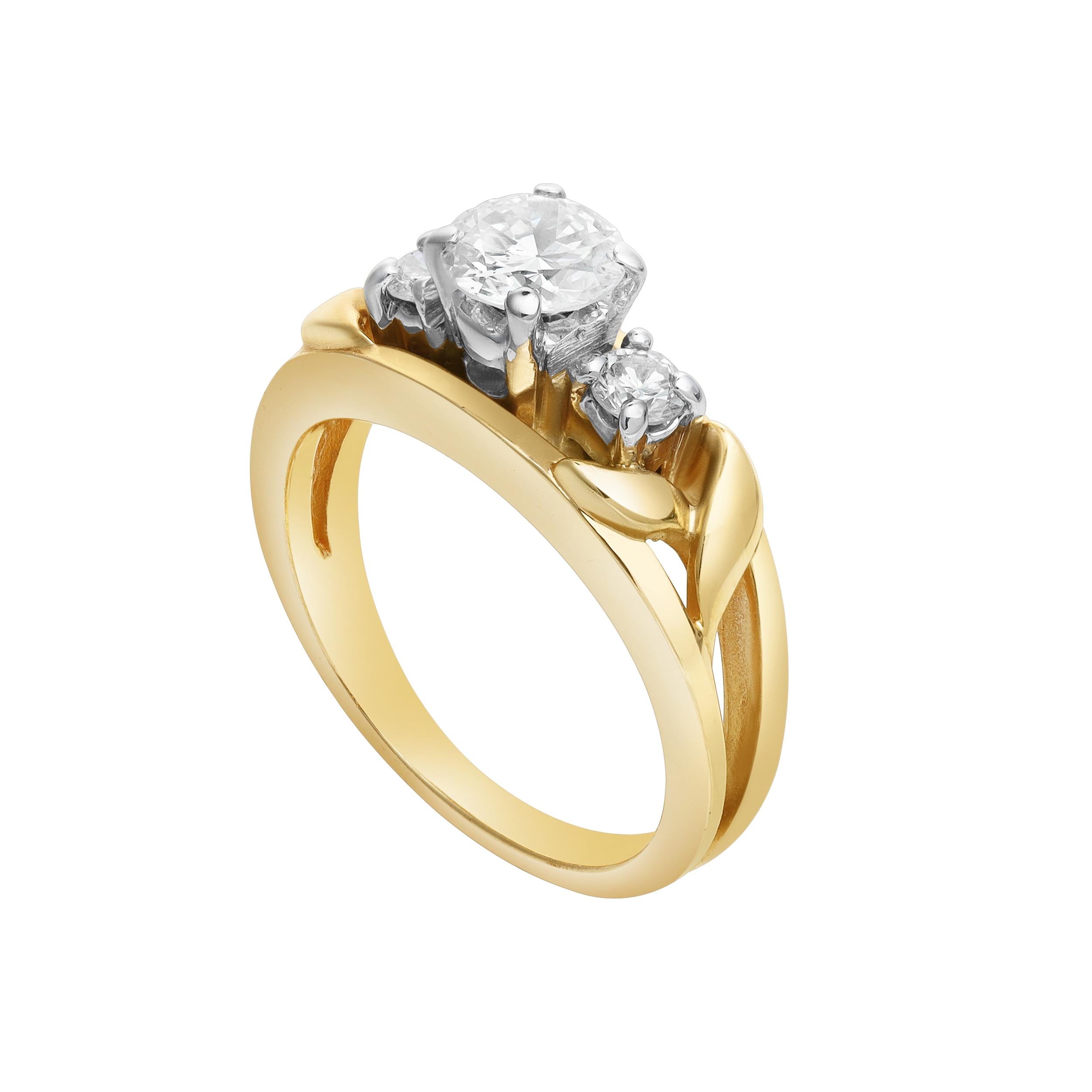 Contemporaneo Anello di fidanzamento a tre pietre con diamante rotondo taglio Brilliante da 0,52 carati in due tonalità in vendita
