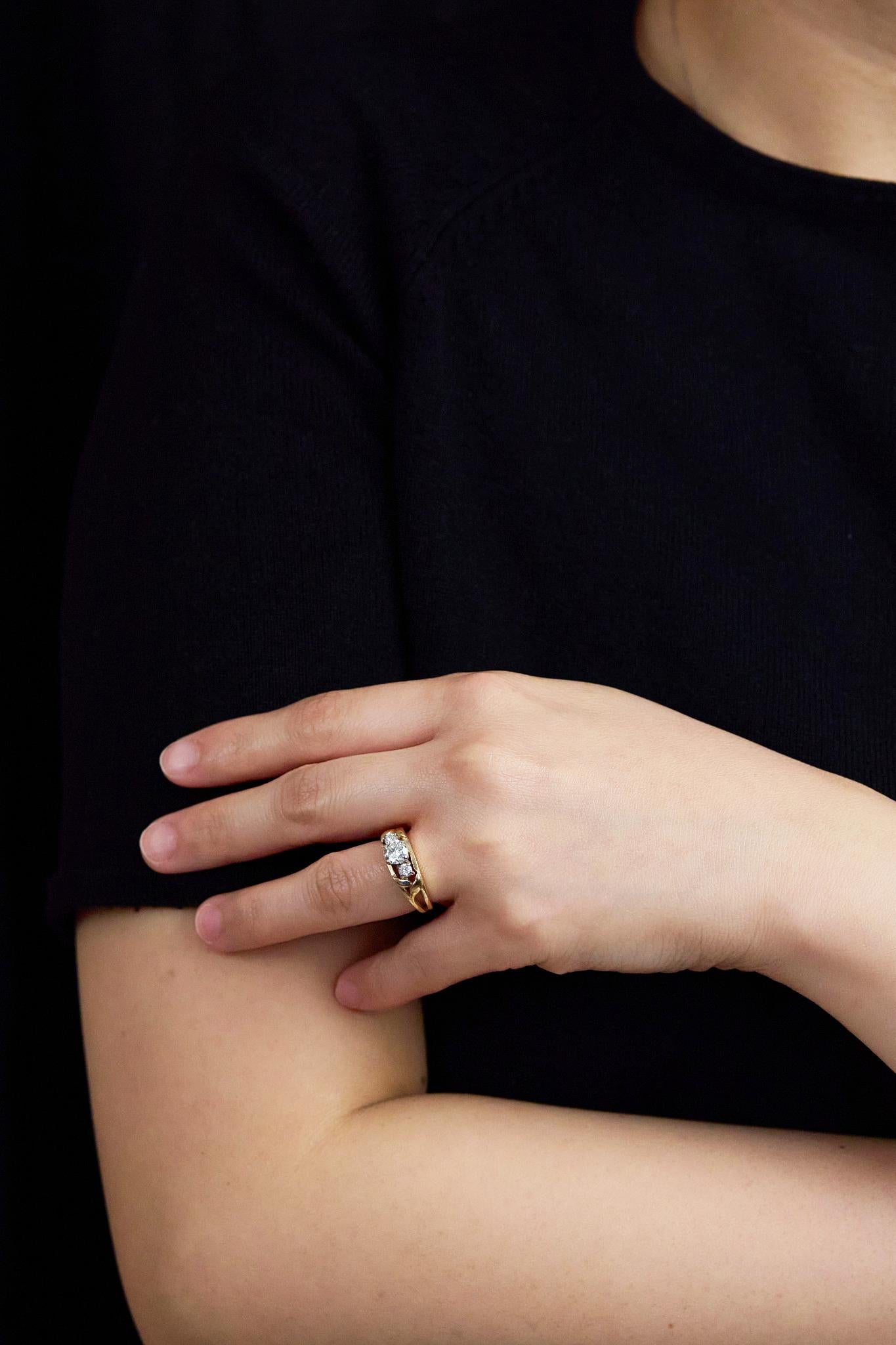 Anello di fidanzamento a tre pietre con diamante rotondo taglio Brilliante da 0,52 carati in due tonalità In condizioni ottime in vendita a New York, NY