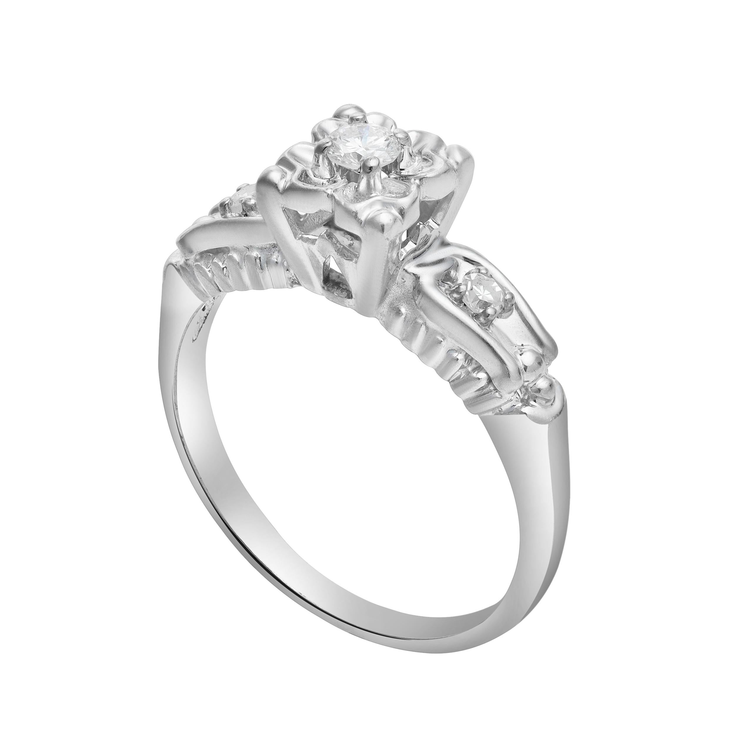 Contemporaneo Anello di fidanzamento a tre pietre con diamante rotondo taglio Brilliante da 0,13 carati totali in vendita