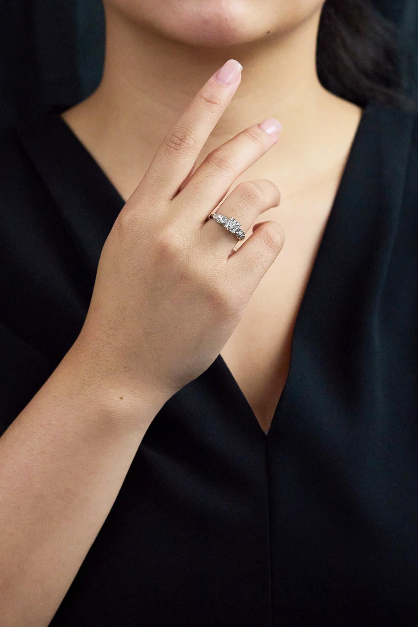 Anello di fidanzamento a tre pietre con diamante rotondo taglio Brilliante da 0,13 carati totali In condizioni ottime in vendita a New York, NY