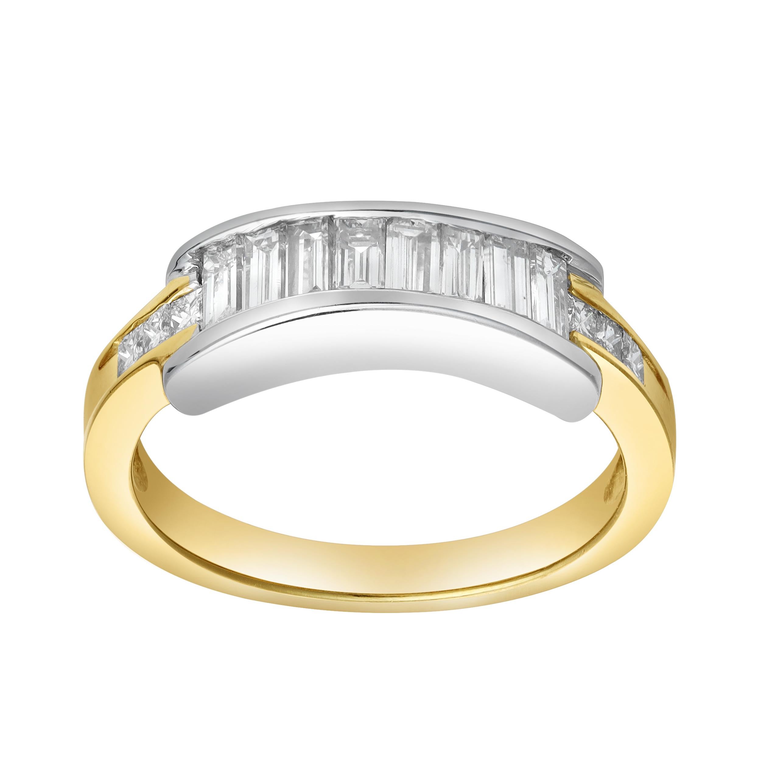 Ein prächtiger Ehering mit Diamanten im Baguetteschliff, die in einer Platinfassung wunderschön zusammengefügt sind. Akzentuiert durch kleinere Diamanten im Prinzessinnenschliff in einer ähnlichen Fassung. Die Diamanten wiegen insgesamt 1,01 Karat.