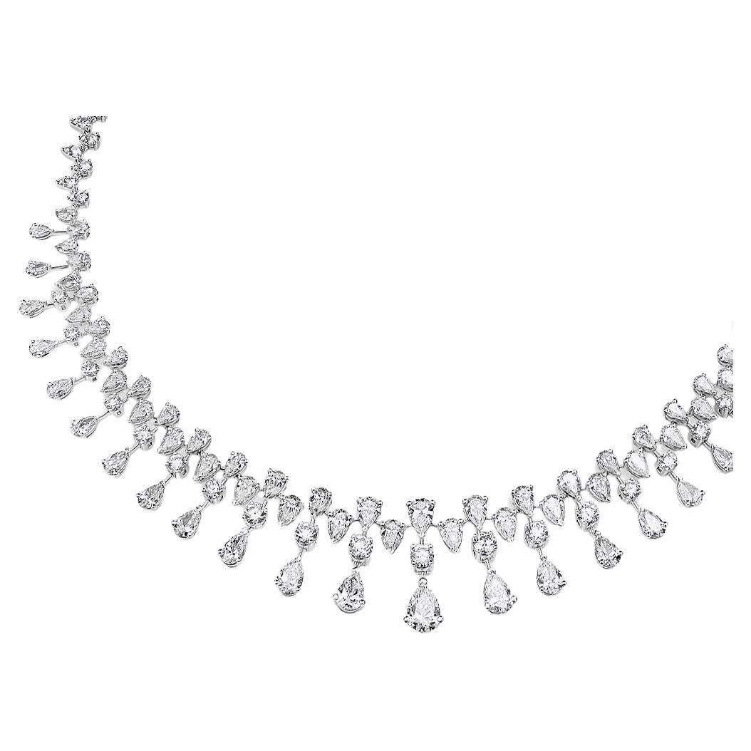 Una splendida collana con diamanti rotondi a taglio brillante e a forma di pera per un totale di 25,60 carati, incastonati in un intricato disegno. Ogni frangia di diamanti aumenta di dimensione man mano che si avvicina al centro. Finemente