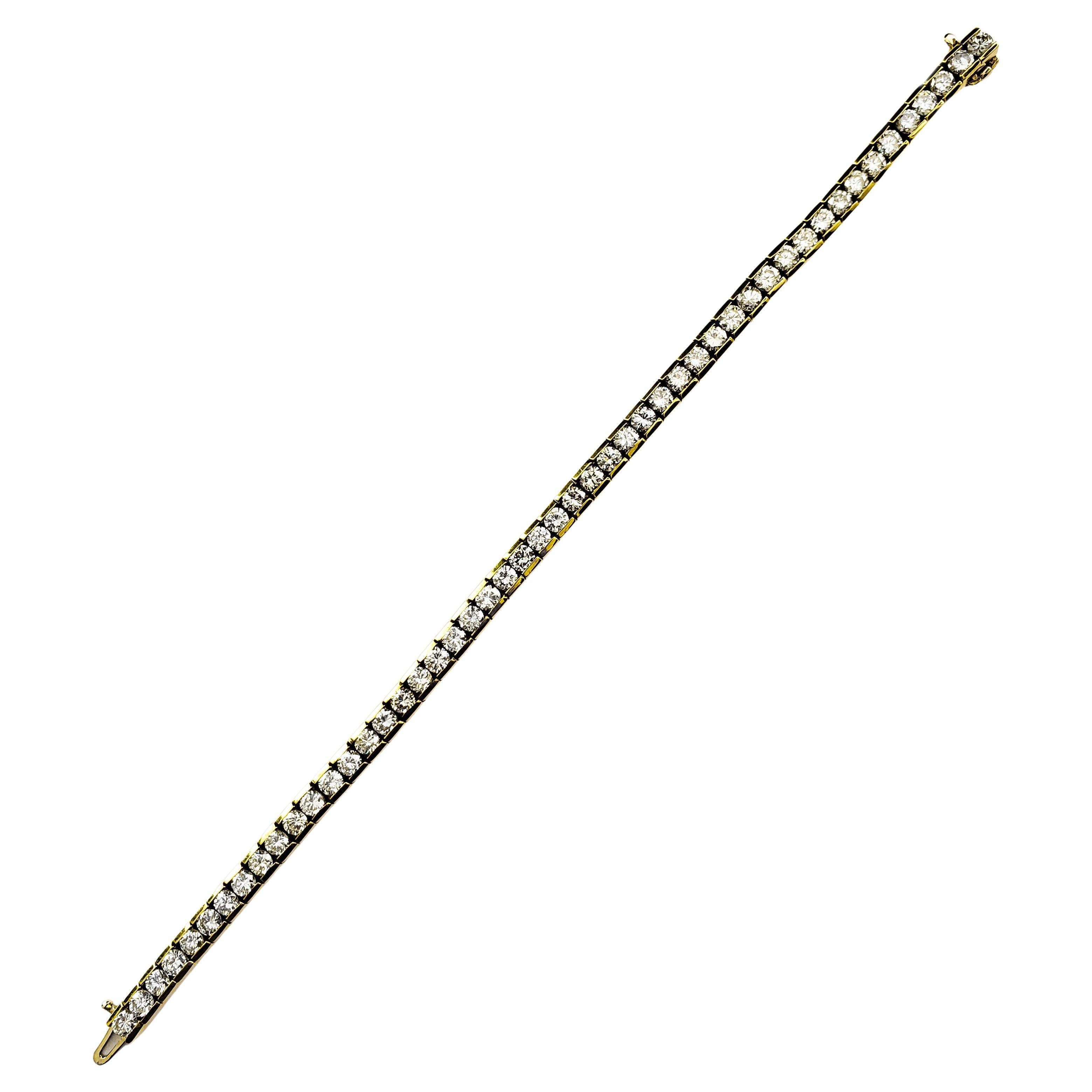 Un bracelet de tennis classique, mettant en valeur 50 diamants ronds de taille brillant pesant 7,50 carats au total, sertis en canal dans de l'or jaune 18K. Ce bracelet mesure 7 pouces de long. Parfait pour une tenue décontractée. 

Roman Malakov