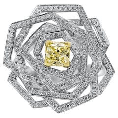 Anillo Flor Diamante Amarillo Intenso Fancy Corte Radiante 0,81 Quilates Certificado GIA