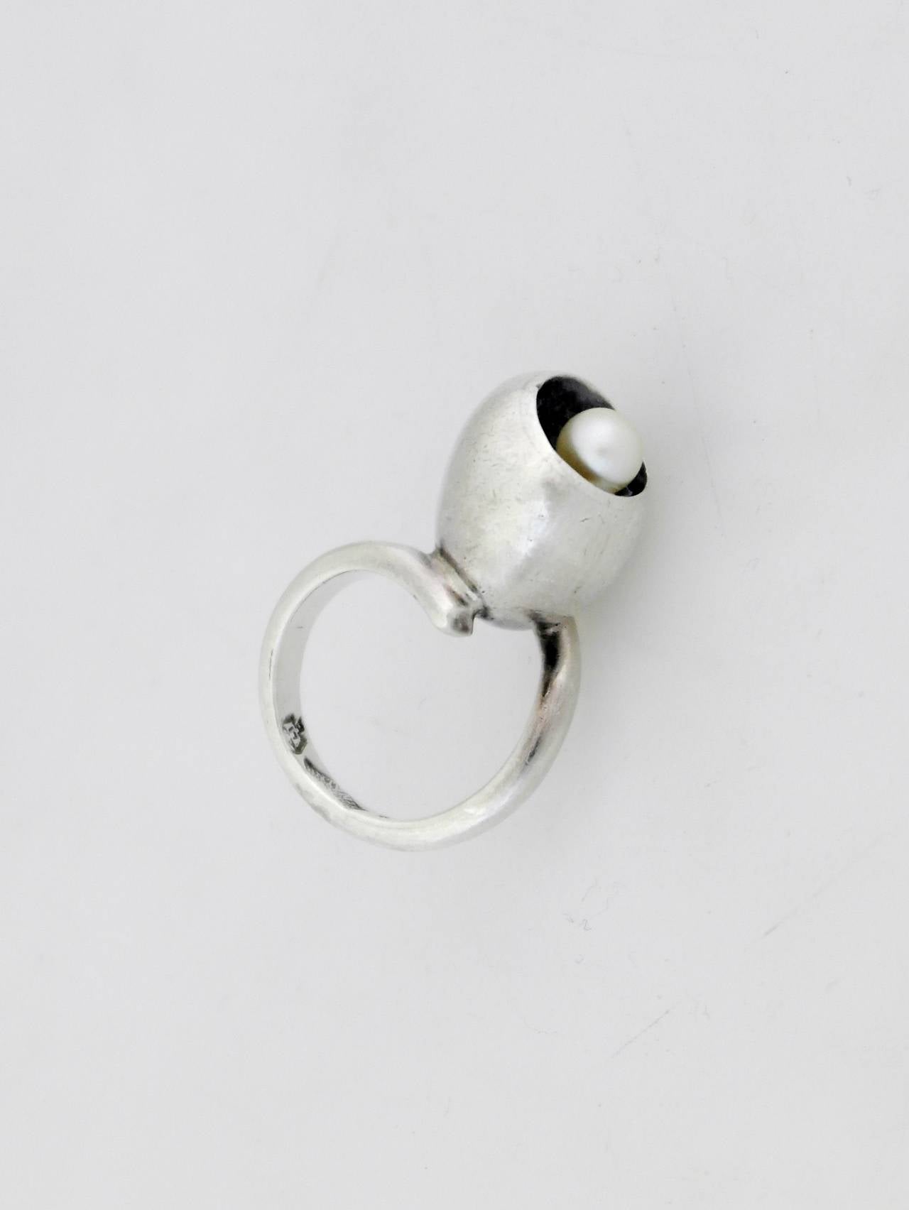 Being offered is a circa 1968 .970 silver ring by Antonio Pineda of Taxco, Mexico. Tulip form ring with an applied pearl. Marked as illustrated. In excellent condition.

Stanley Szaro Antonio Pineda Collection