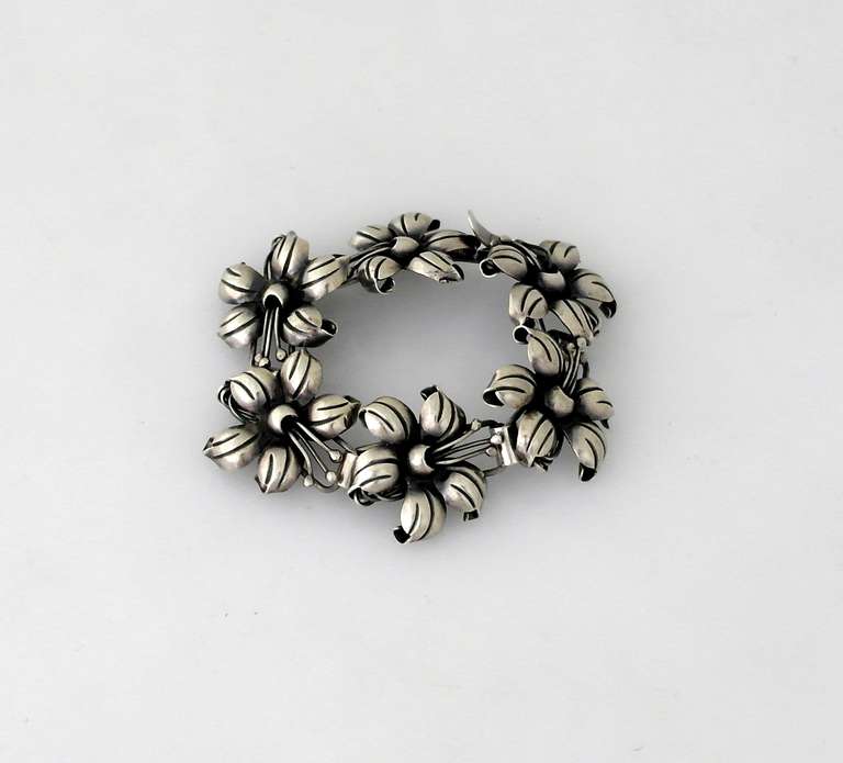 Early Taxco .980 Silver Floral Motif Link Bracelet In Excellent Condition For Sale In New York, NY