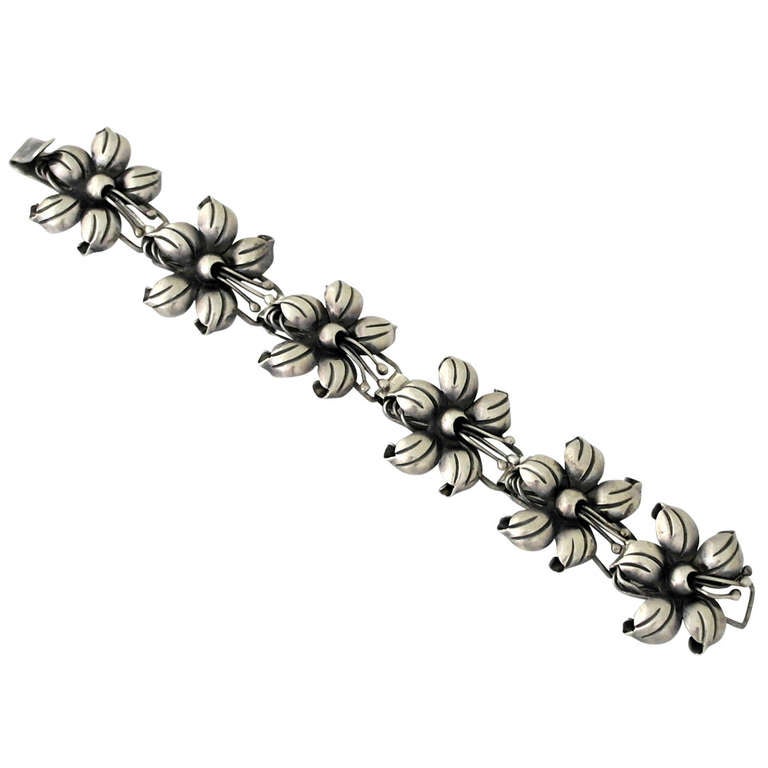 Early Taxco .980 Silver Floral Motif Link Bracelet For Sale