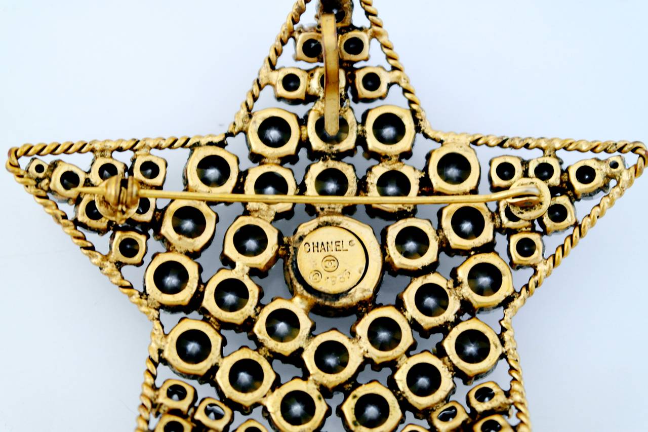 Rare 1983 Chanel Star Shaped Brooch/Pendant with Brilliant Rhinestones For Sale 3