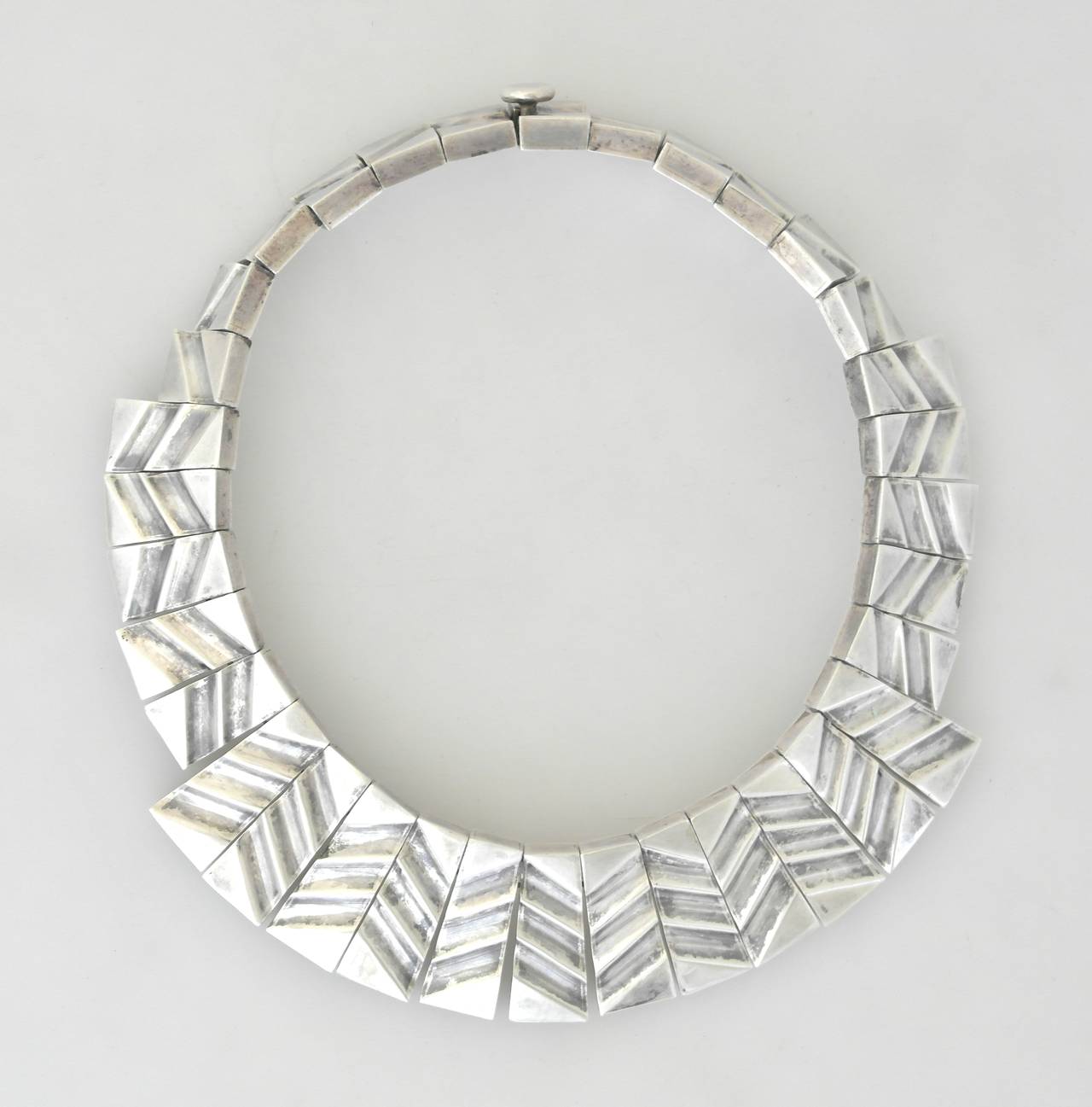 Being offered is a sterling silver necklace made in Taxco. Heavy gauge piece having drop links with embossed diagonal lines; tongue & box closure. Dimensions: wearable 14