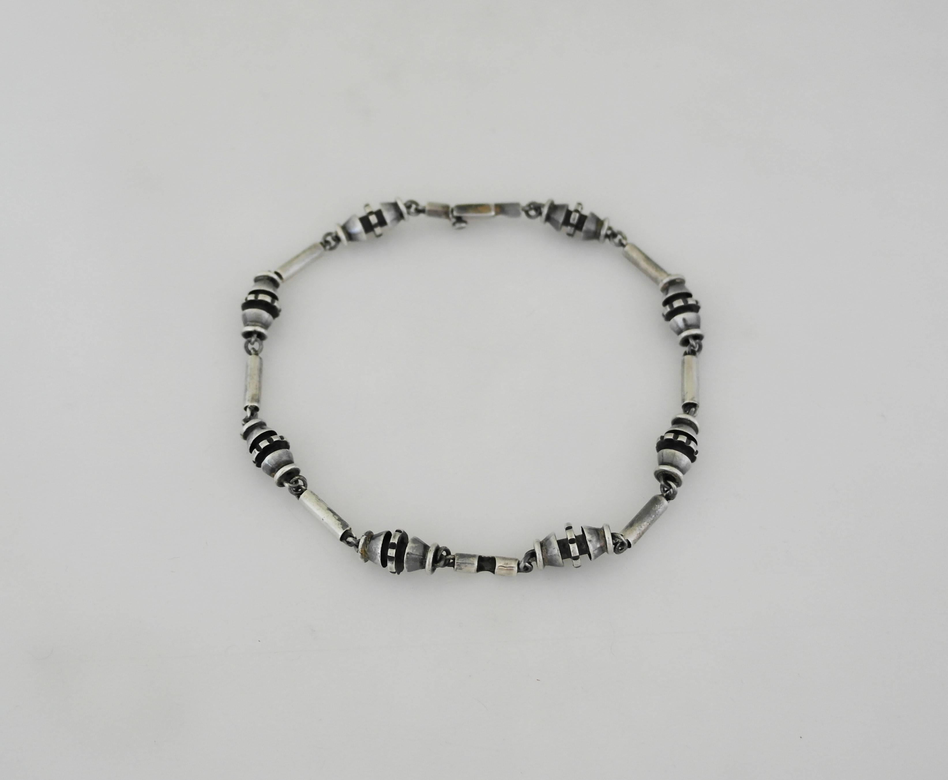 Being offered is a sterling silver choker necklace by Salvador Teran of Taxco, Mexico. Necklace comprising turned modernist links attached to a tongue & box closure. Dimensions: 14 inches (wearable). Marked as illustrated. In excellent condition.