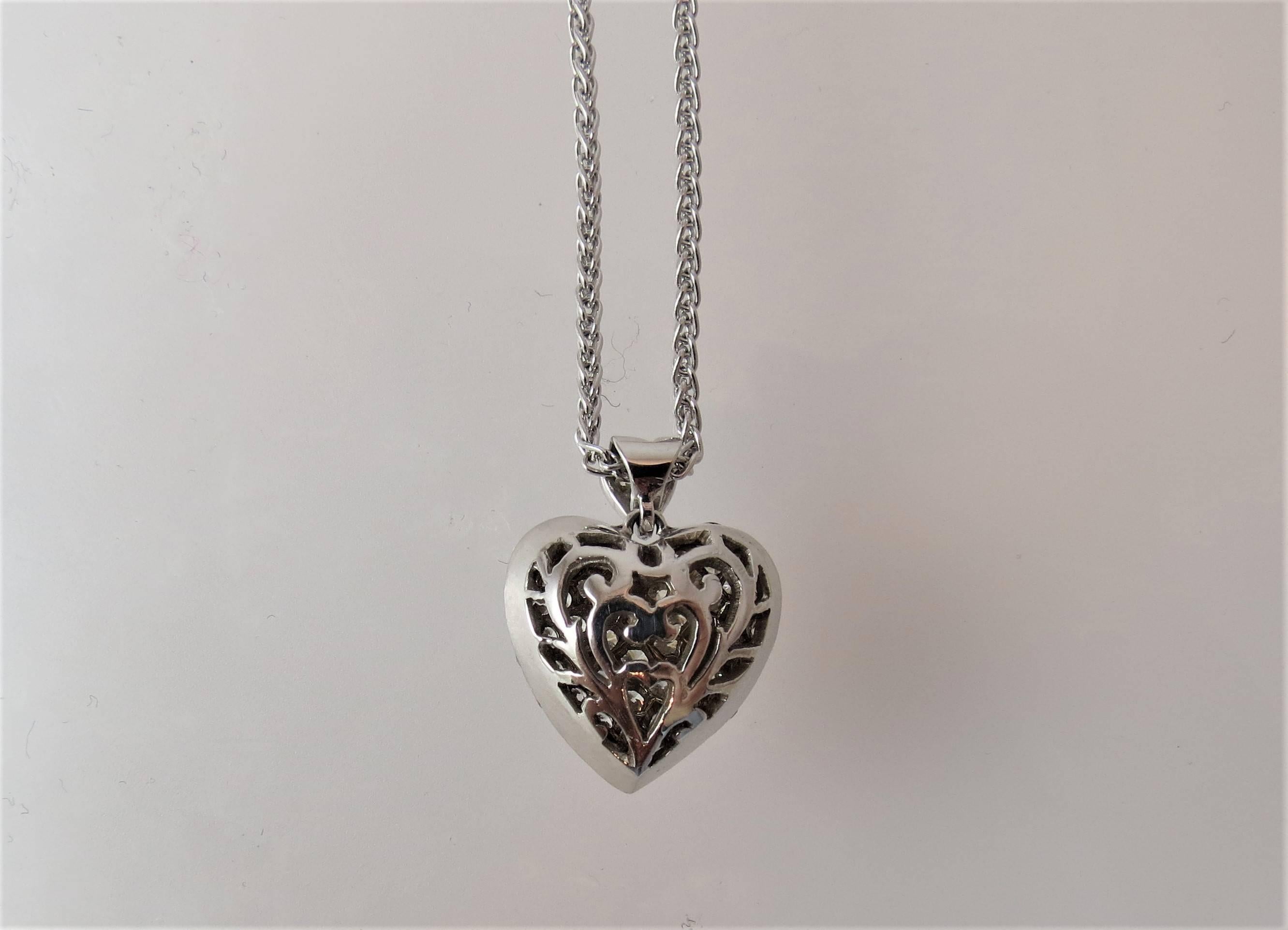 Magnifique pendentif double cœur en or blanc 18 carats, serti de 56 diamants ronds pleine taille pesant 1,28 ct au total, suspendu à une baleine en diamant et à une chaîne en or blanc de 17 pouces