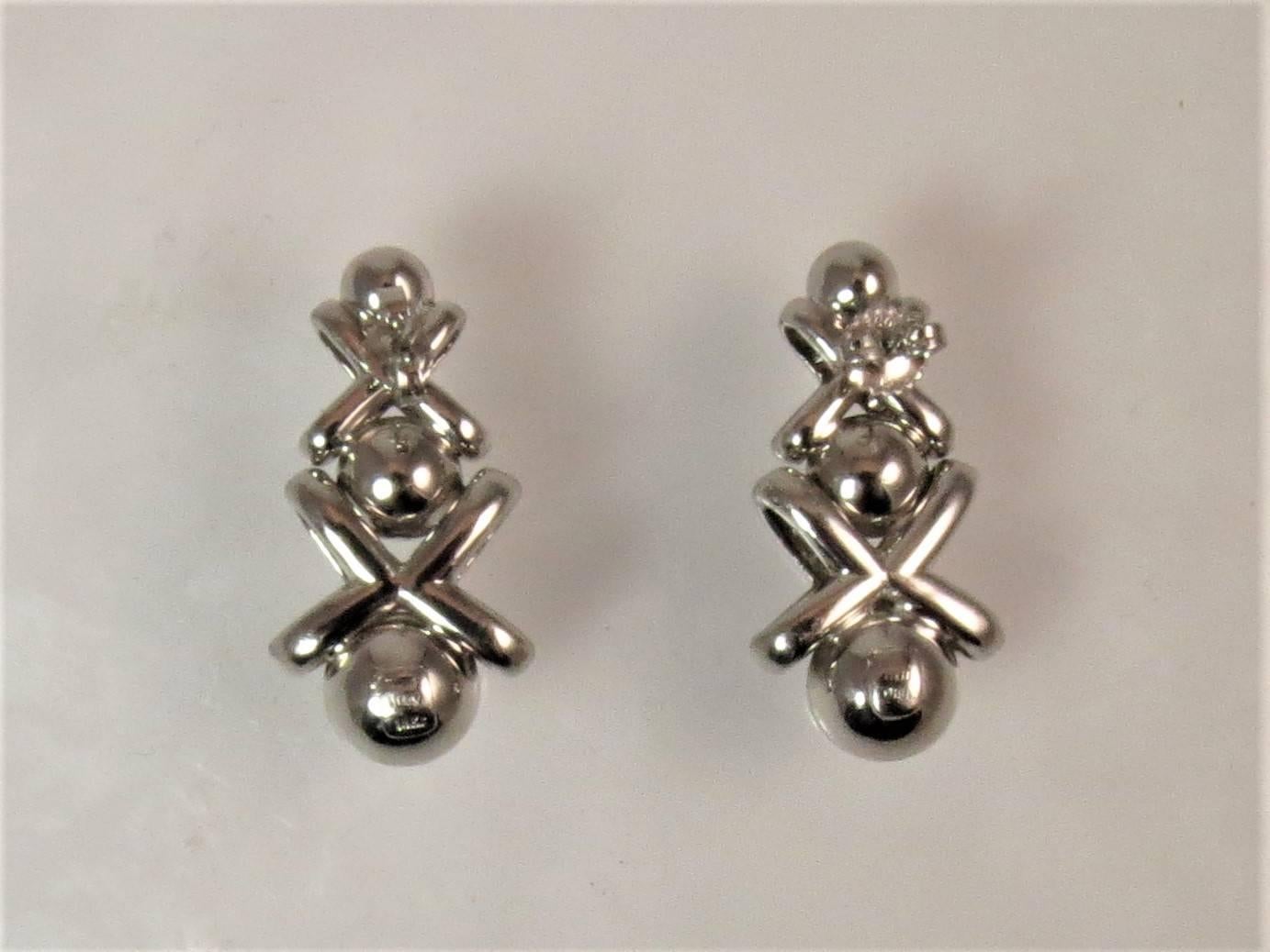 Orecchini a goccia in oro bianco 18 carati e diamanti di Roberto Coin, con 48 diamanti rotondi taglio pieno del peso di 0,57 carati, colore FG, purezza VS, lunghezza 1,25 pollici, per orecchie forate.