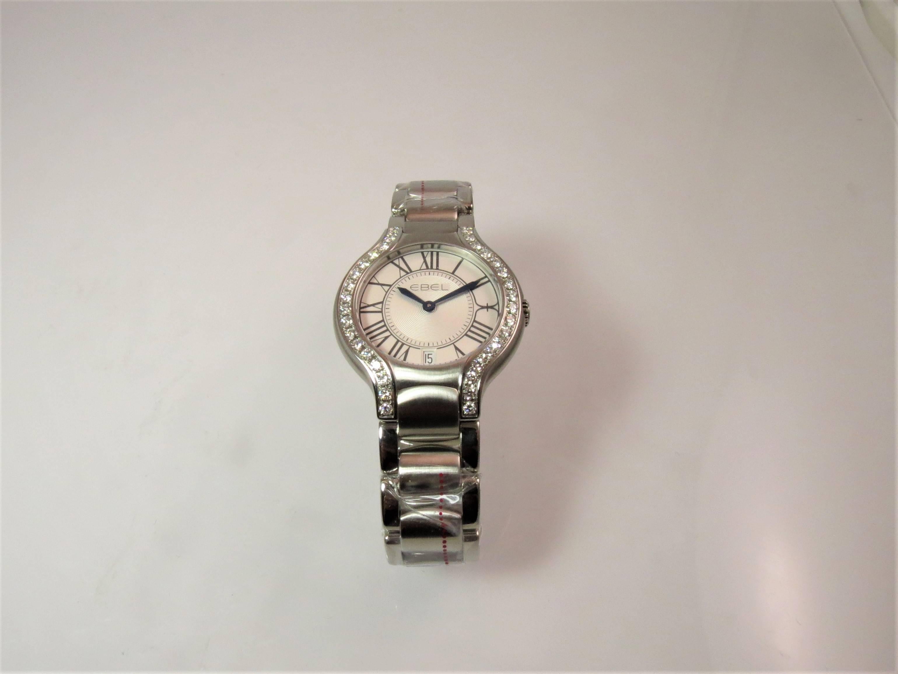 Contemporain Ebel Montre-bracelet pour femme Beluga Grande à quartz en acier inoxydable avec bracelet et diamants en vente