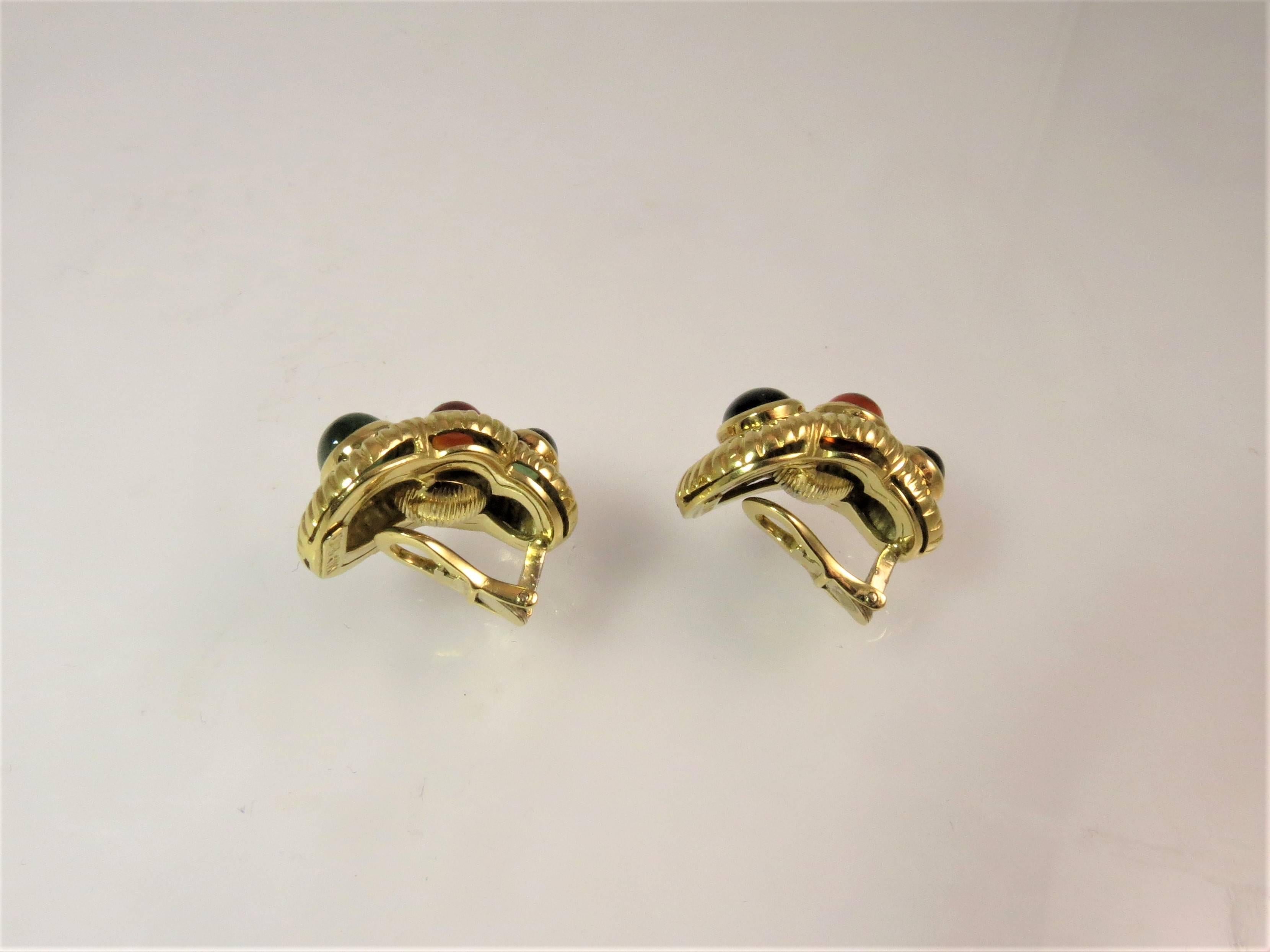 clips d'oreille en or jaune 18K, chaque ensemble étant composé de  deux tourmalines vertes cabochon et une citrine, avec dos à clip omega