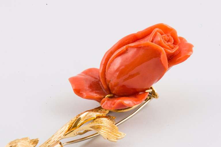 David Webb  Yellow Gold Carved Coral Rose Pin In Excellent Condition In Chicago, IL