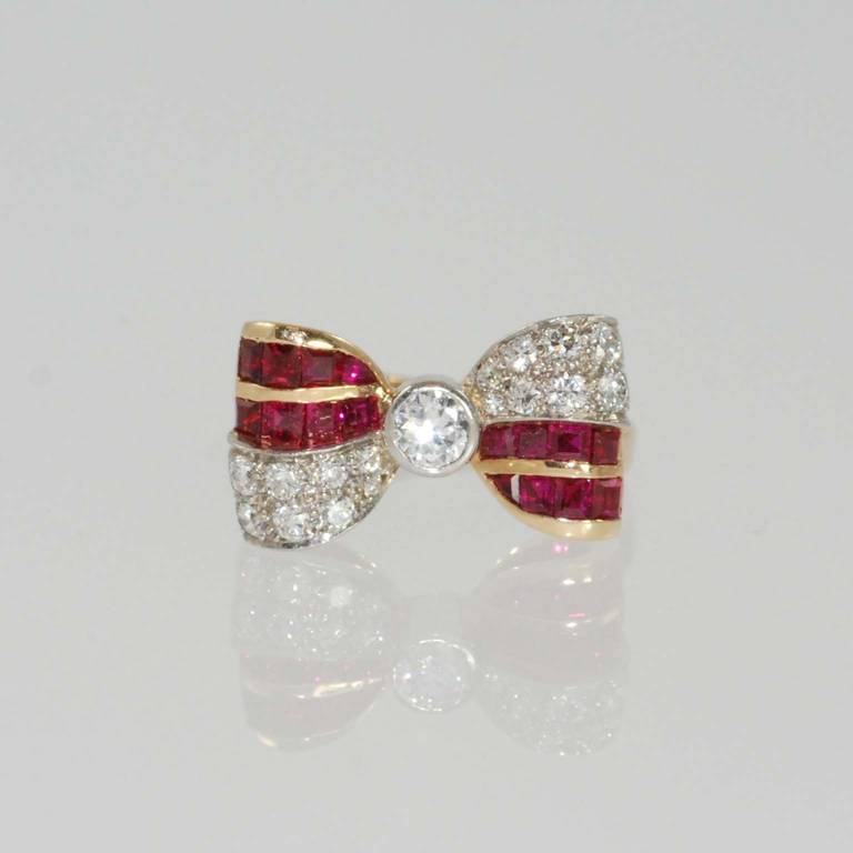 1940's 18K Gelbgold Bogen Design Ring Lünette mit 1 Vollschliff runde Diamanten mit einem Gewicht von ca. .20 Karat:: pave mit 16 Vollschliff runde Diamanten mit einem Gewicht von ca. .40 Karat und Kanal mit 16 Quadrat geschnitten Rubine mit einem