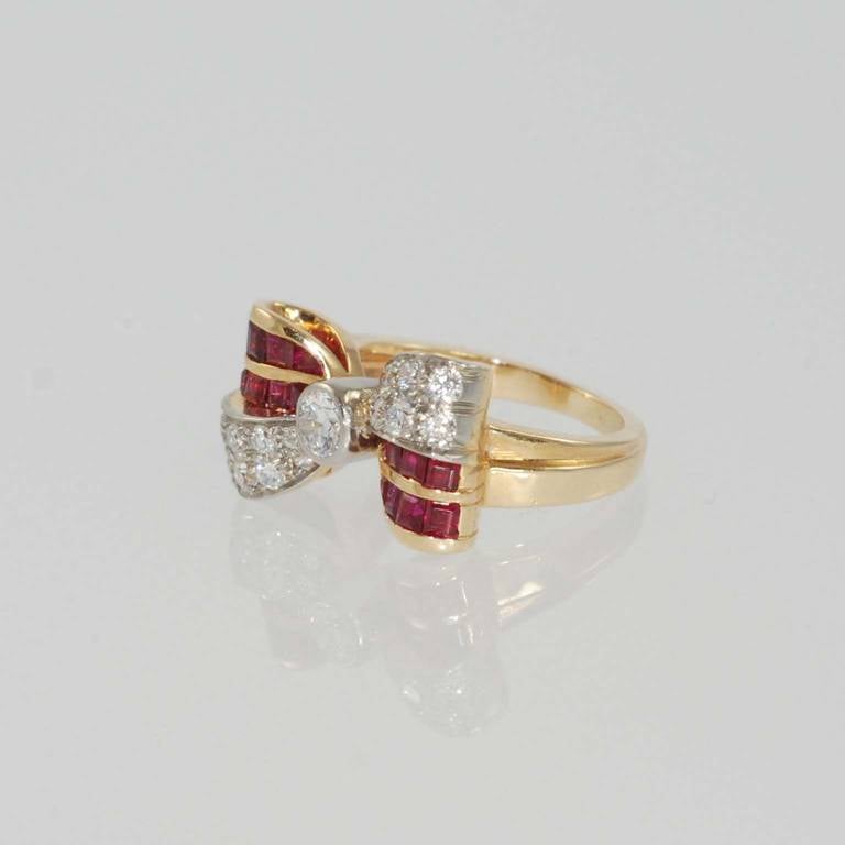 1940er Rubin-Diamant-Gold-Bogen-Design-Ring im Zustand „Hervorragend“ in Chicago, IL