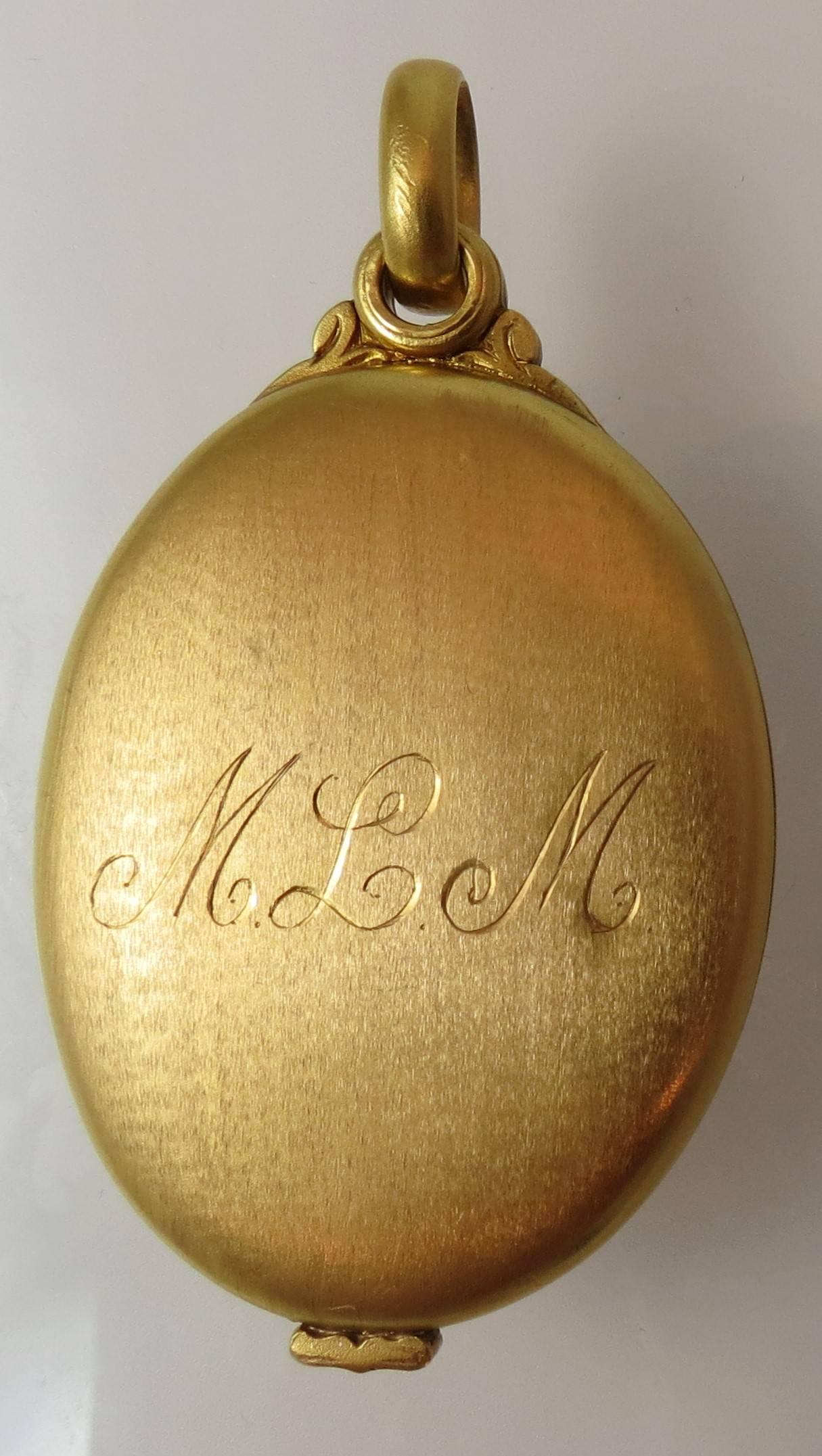 Donna Bellissimo medaglione d'epoca in oro giallo 18 carati con diamanti e zaffiri e catena d'epoca in vendita