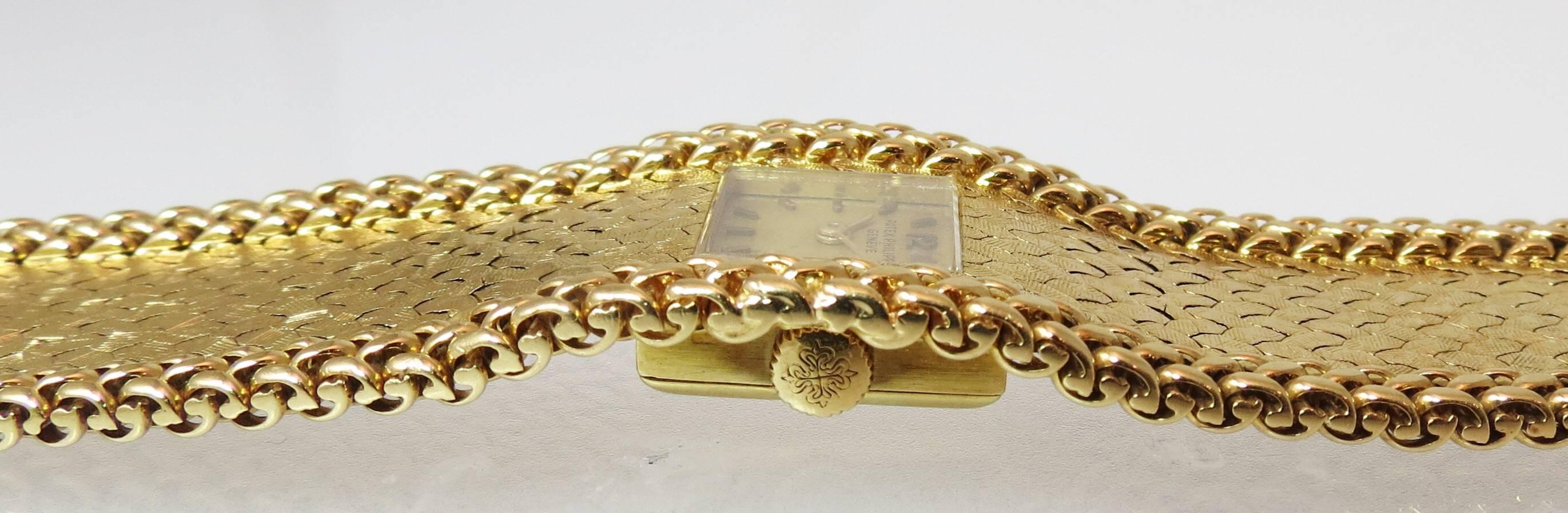 Montre-bracelet Patek Philippe en or jaune 18 carats pour dame, finition florentine avec bordure tissée à trois rangs, remontage manuel et fermoir de sécurité en forme de huit.
Dernière vente au détail 30 000