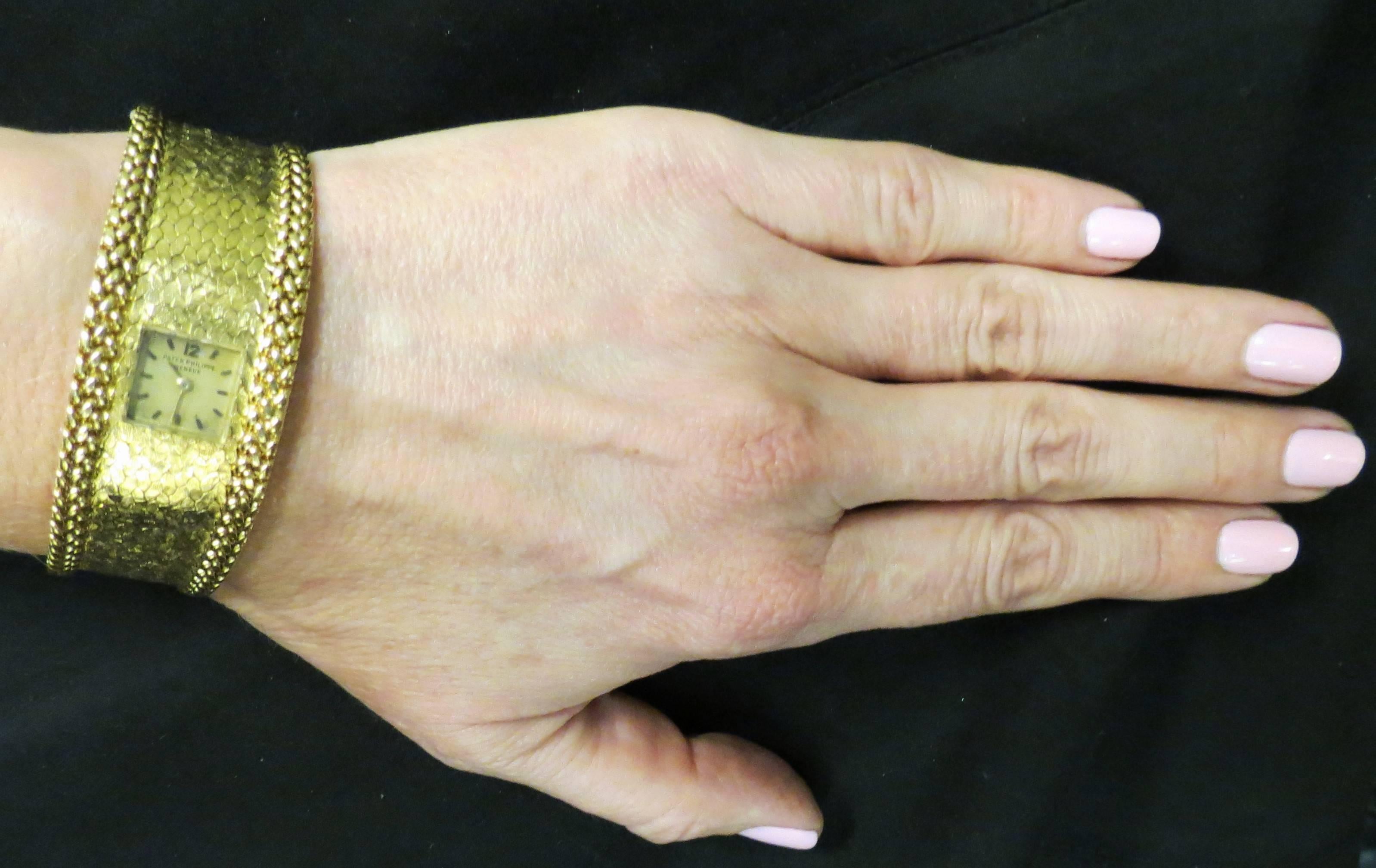 Contemporain Patek Philippe Montre-bracelet pour femme en or jaune avec bracelet en vente
