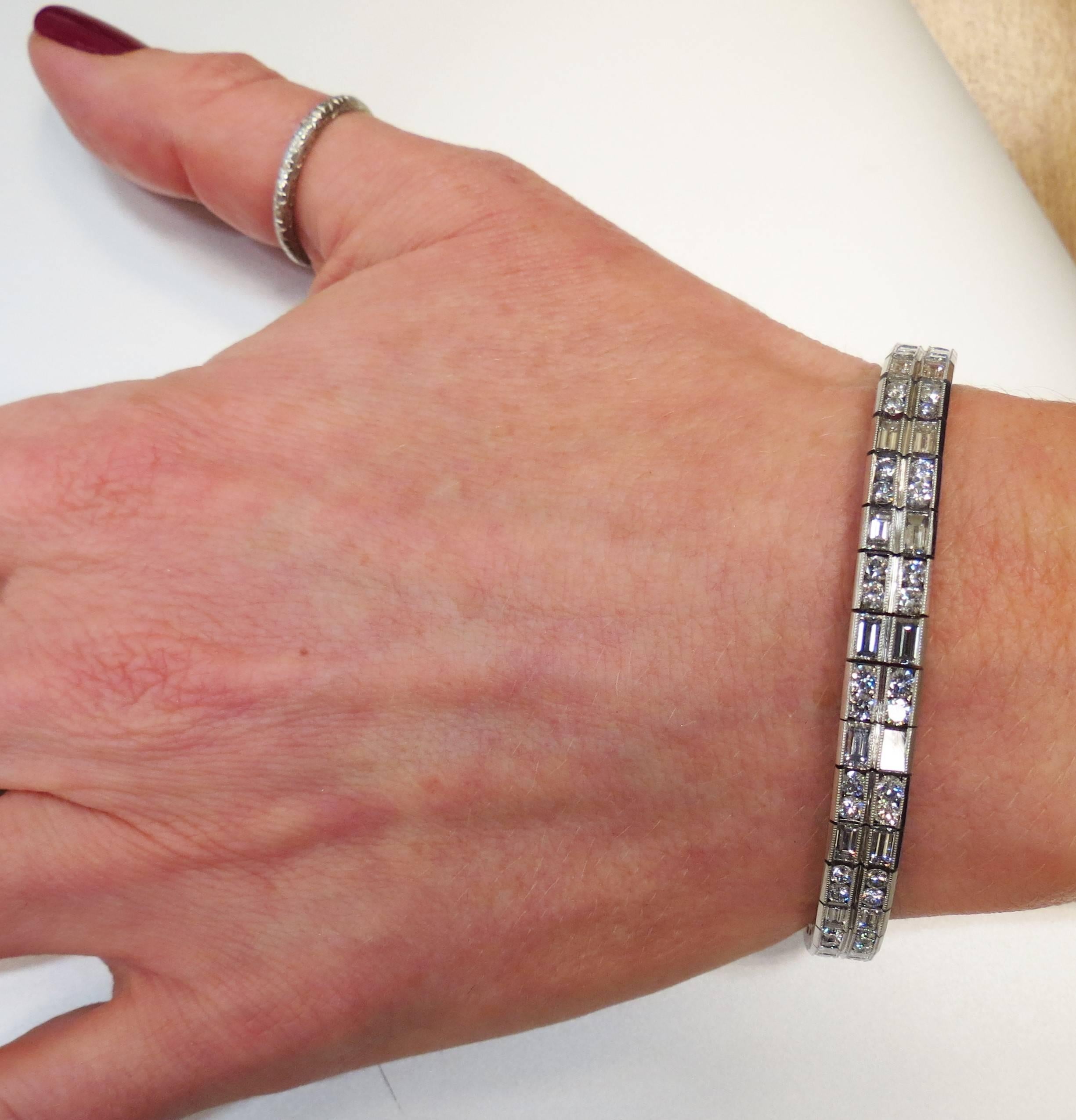 Superbe bracelet en platine, flexible, serti de 38 diamants baguettes pesant 5.80cts et 76 diamants ronds pleine taille pesant 3.80cts, couleur FG, pureté VS.

6.75 pouces de longueur
.25 pouces de largeur 