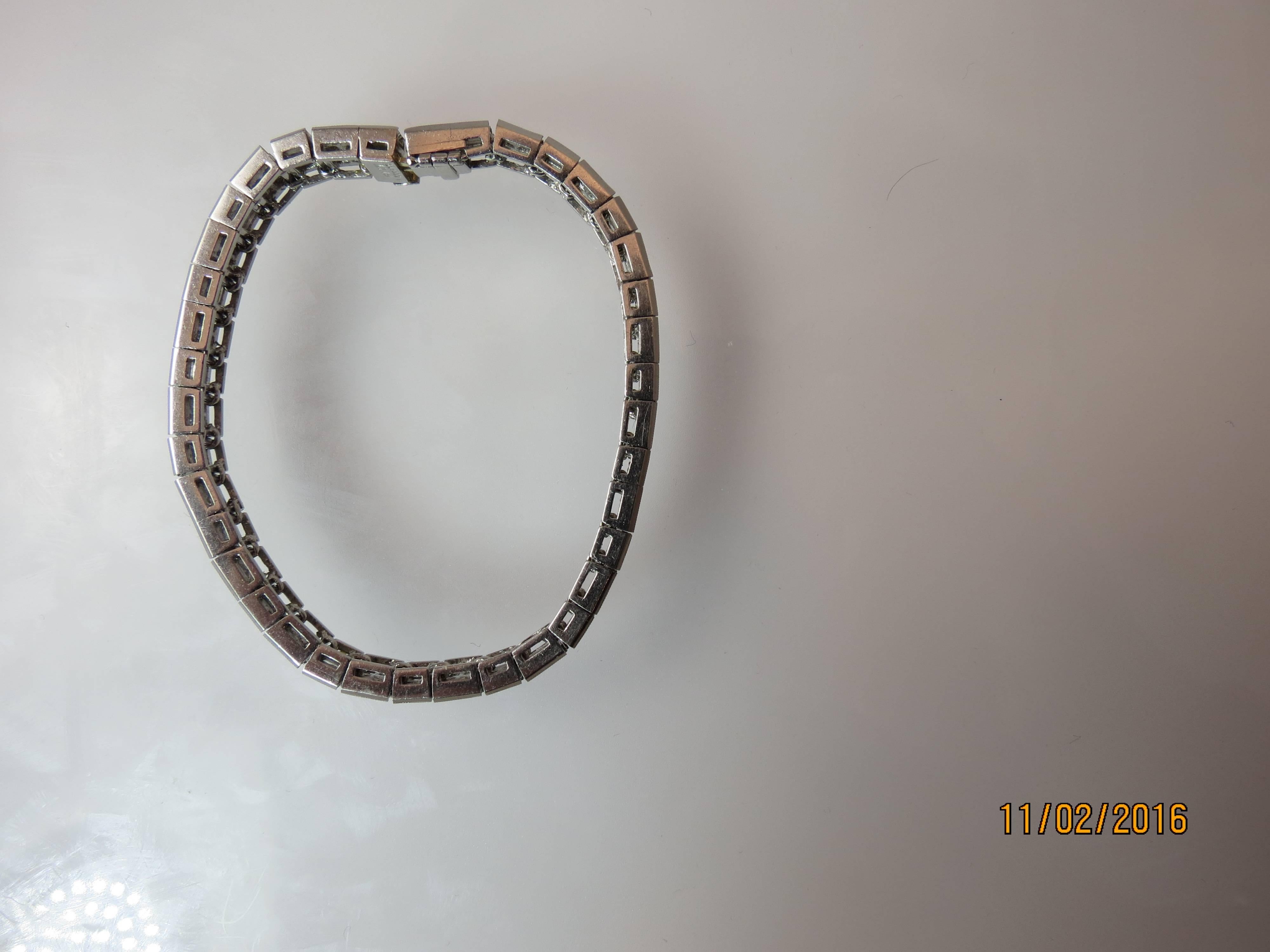 Contemporain Superbe bracelet souple en platine avec diamants baguettes et ronds en vente