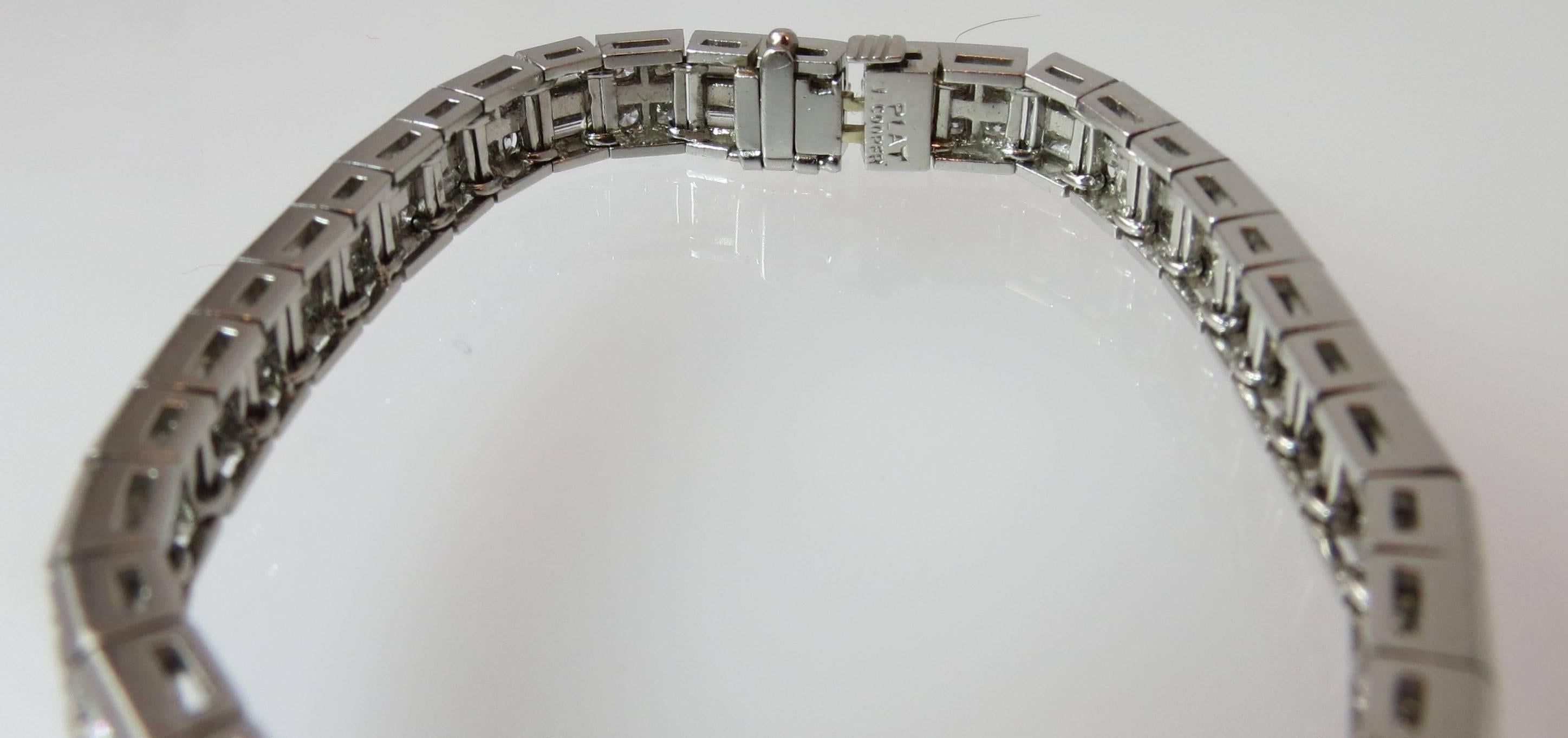 Superbe bracelet souple en platine avec diamants baguettes et ronds Excellent état - En vente à Chicago, IL