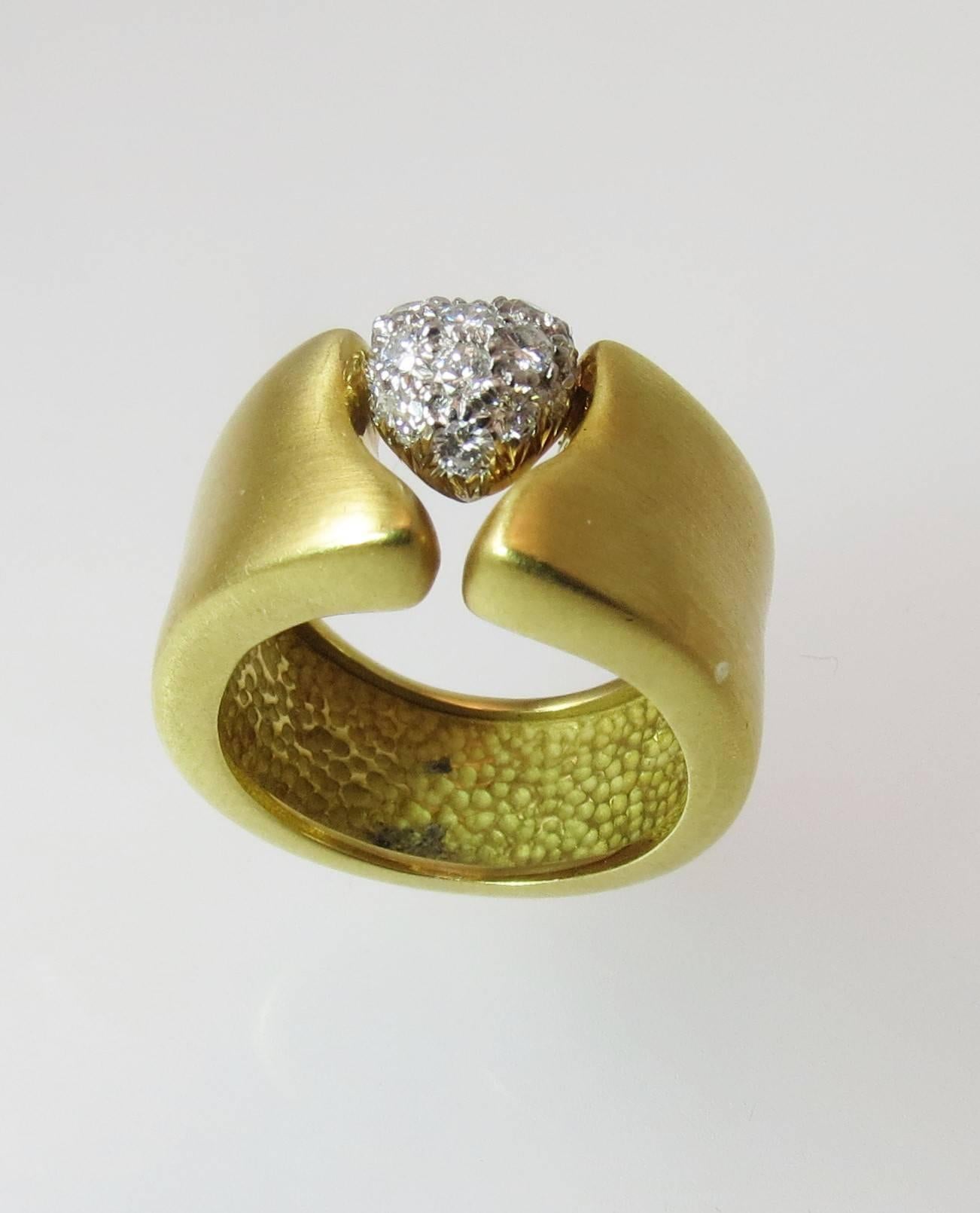 Marlene Stowe 18K Gelbgold Ring mit Pave Herz mit 16 runden Diamanten im Vollschliff mit einem Gesamtgewicht von 0,36cts.
Breite verjüngt sich von 1/2 Zoll auf 3/8 Zoll